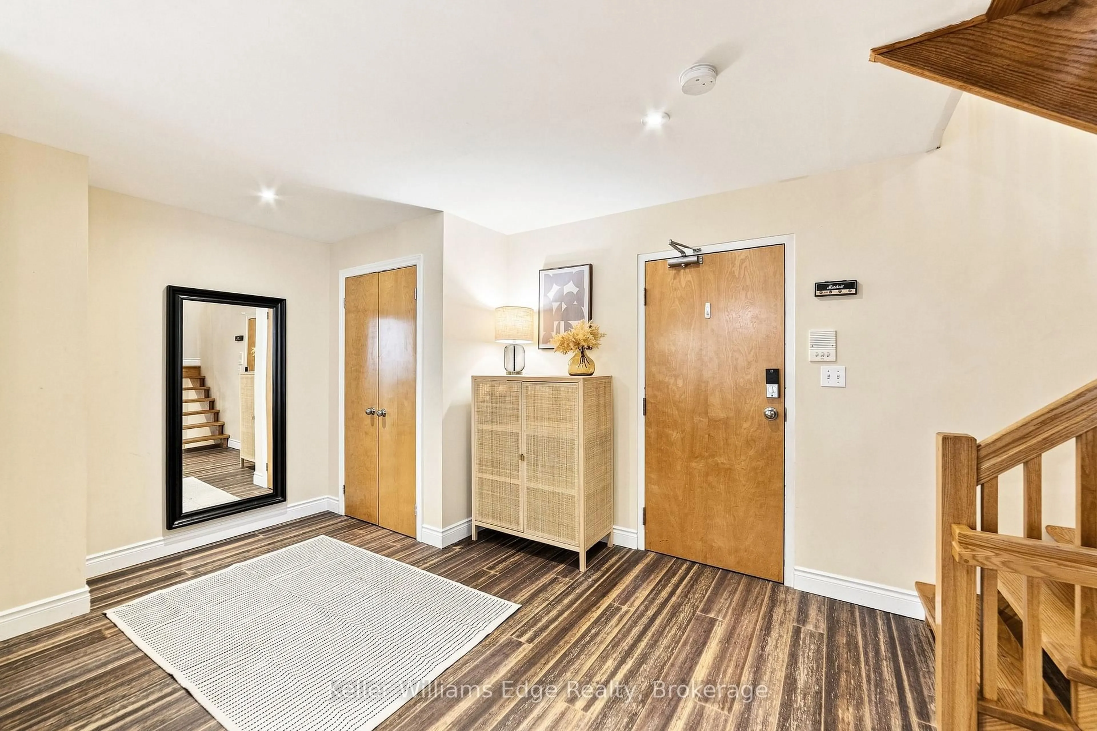 Indoor foyer for 73 Garfield Ave #1D, Hamilton Ontario L8M 2S3