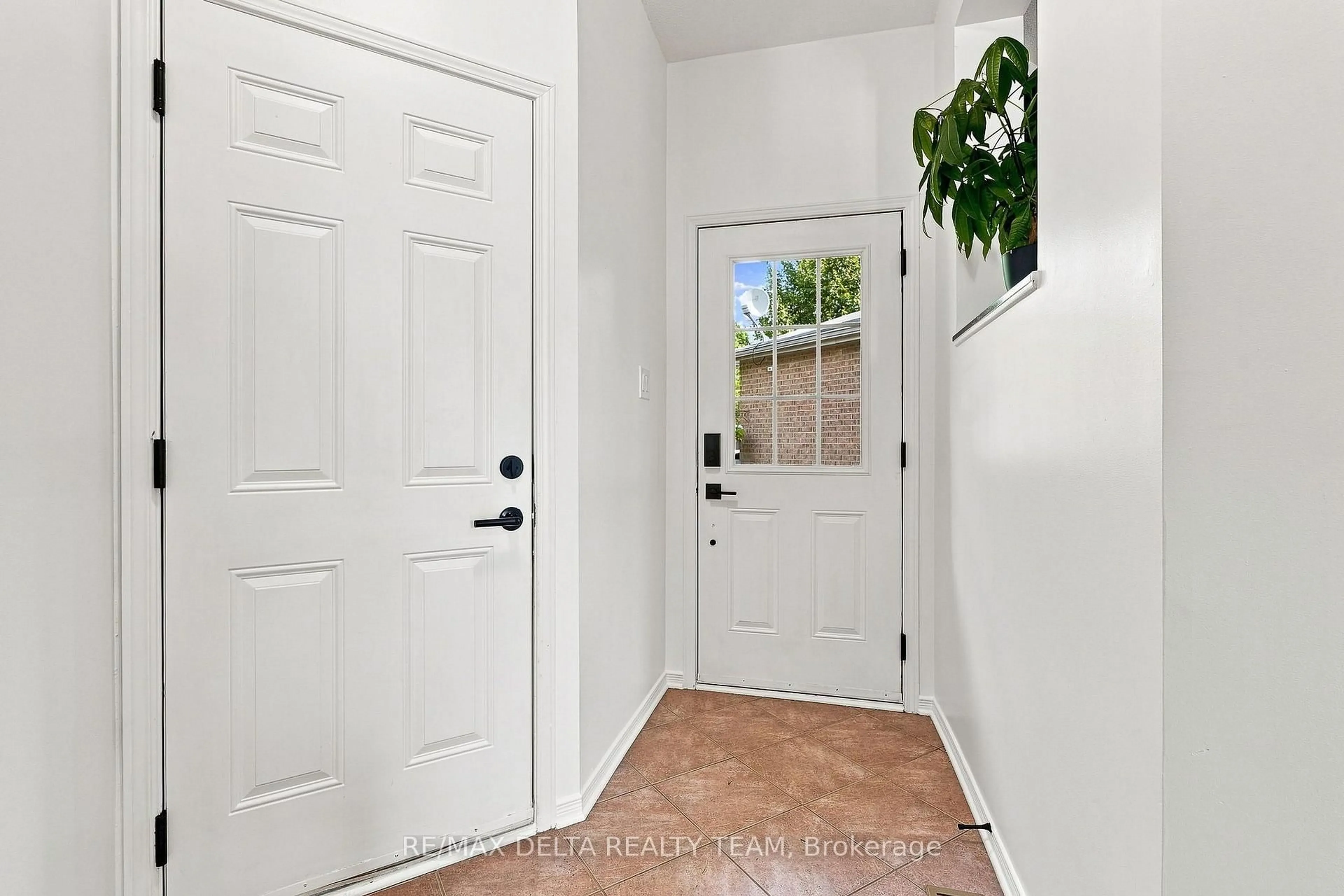 Indoor entryway for 1495 Demeter St, Ottawa Ontario K4A 5C6