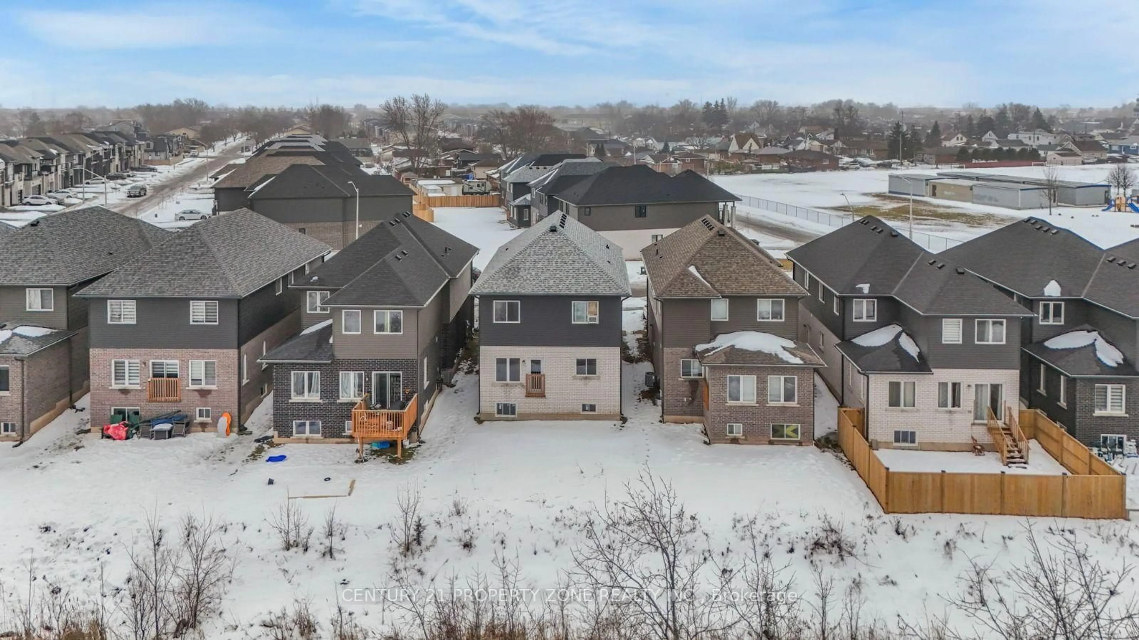 A pic from outside/outdoor area/front of a property/back of a property/a pic from drone, street for 35 Caroline St, Welland Ontario L3B 0J8