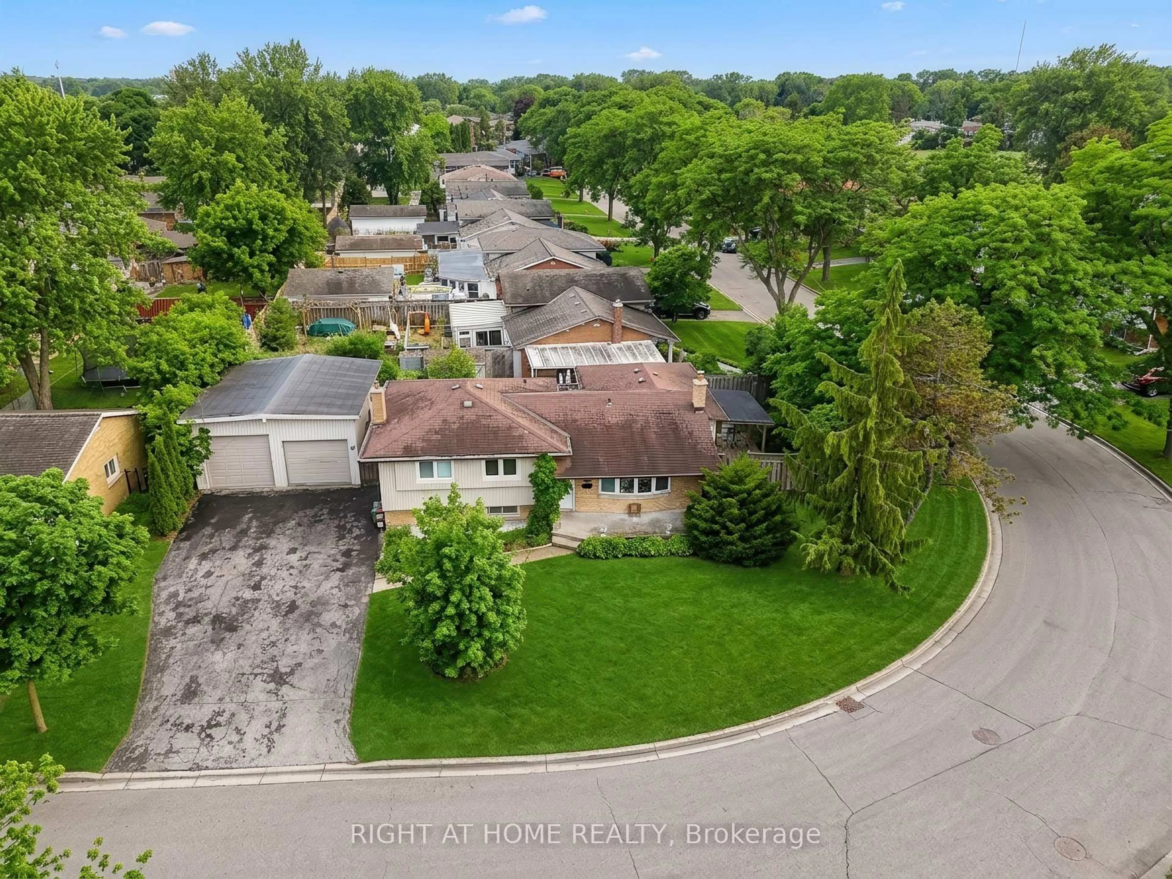 A pic from outside/outdoor area/front of a property/back of a property/a pic from drone, street for 68 Downing Cres, London South Ontario N6C 3C8