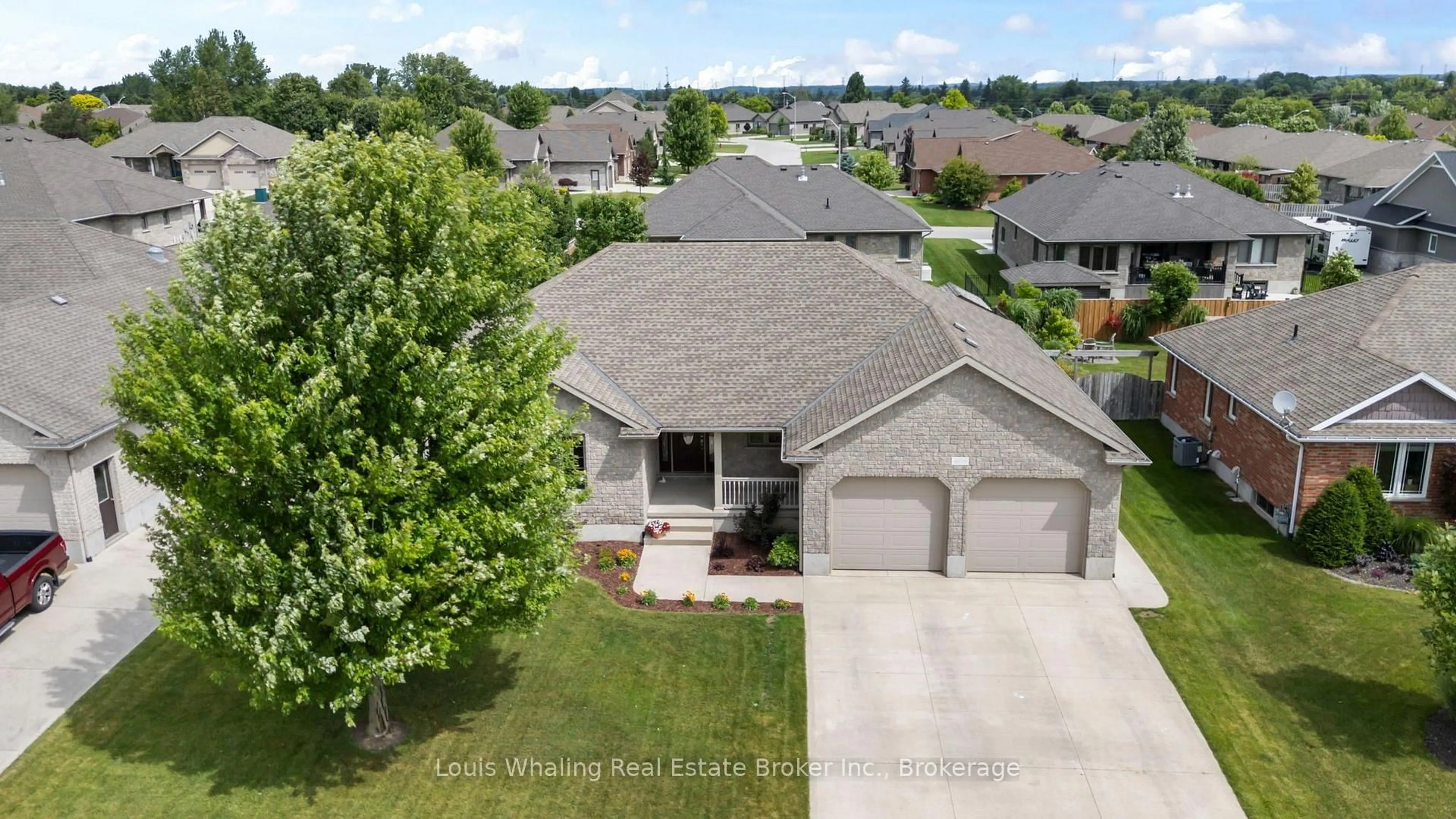 A pic from outside/outdoor area/front of a property/back of a property/a pic from drone, street for 408 4th St, Hanover Ontario N4N 3V1