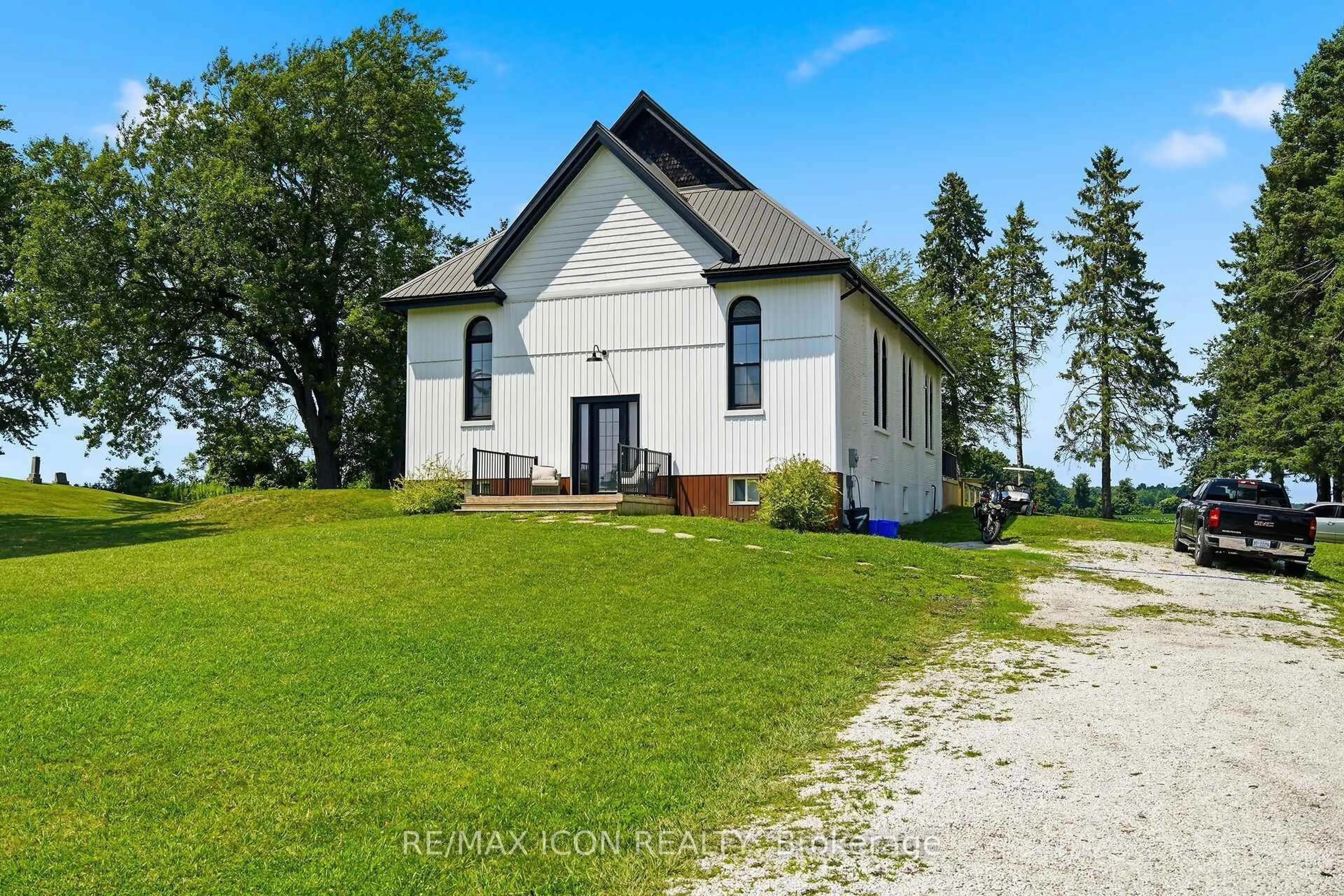A pic from outside/outdoor area/front of a property/back of a property/a pic from drone, building for 30504 Talbot Line, Dutton/Dunwich Ontario N0L 2M0