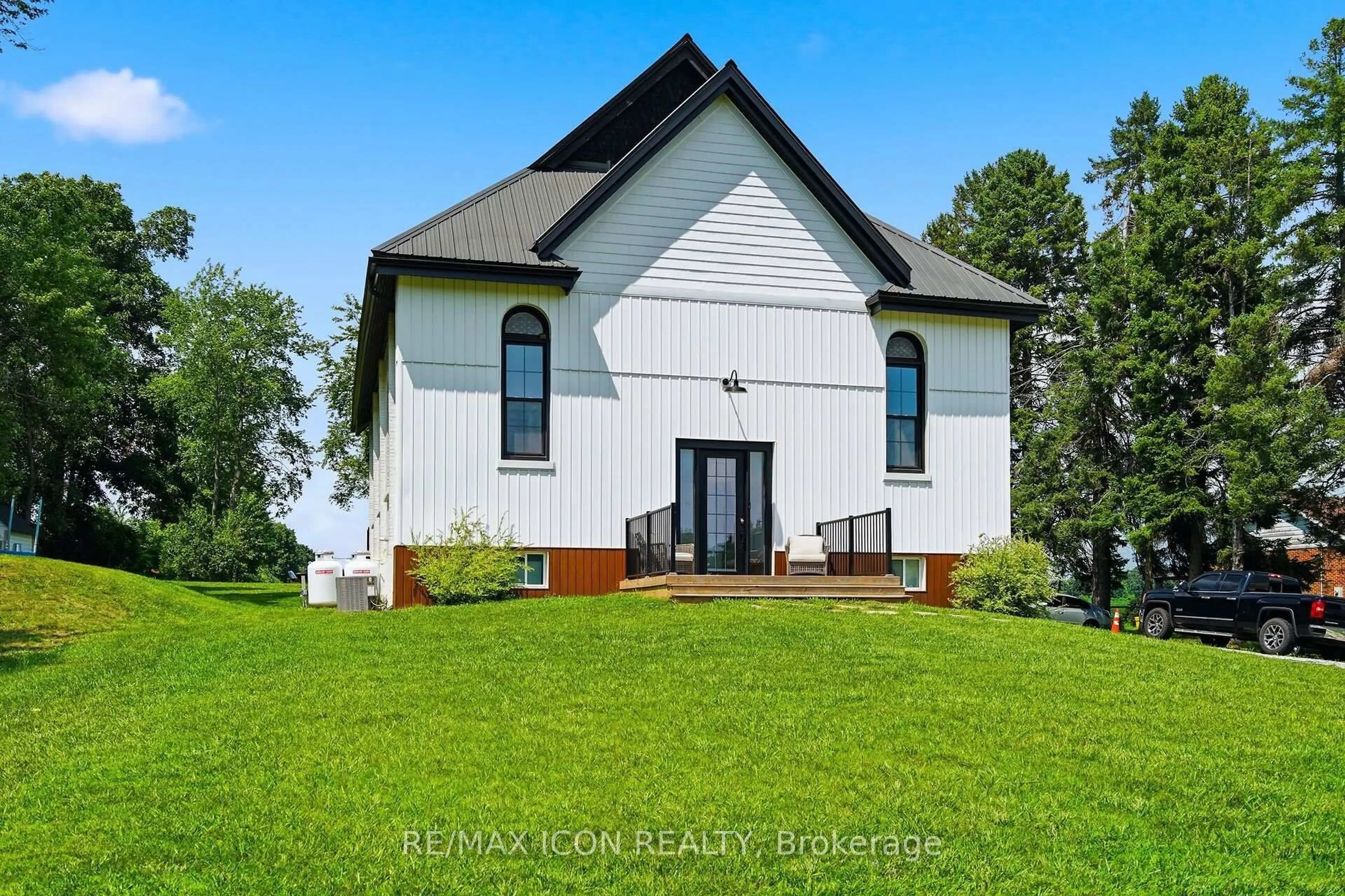 Home with vinyl exterior material, building for 30504 Talbot Line, Dutton/Dunwich Ontario N0L 2M0