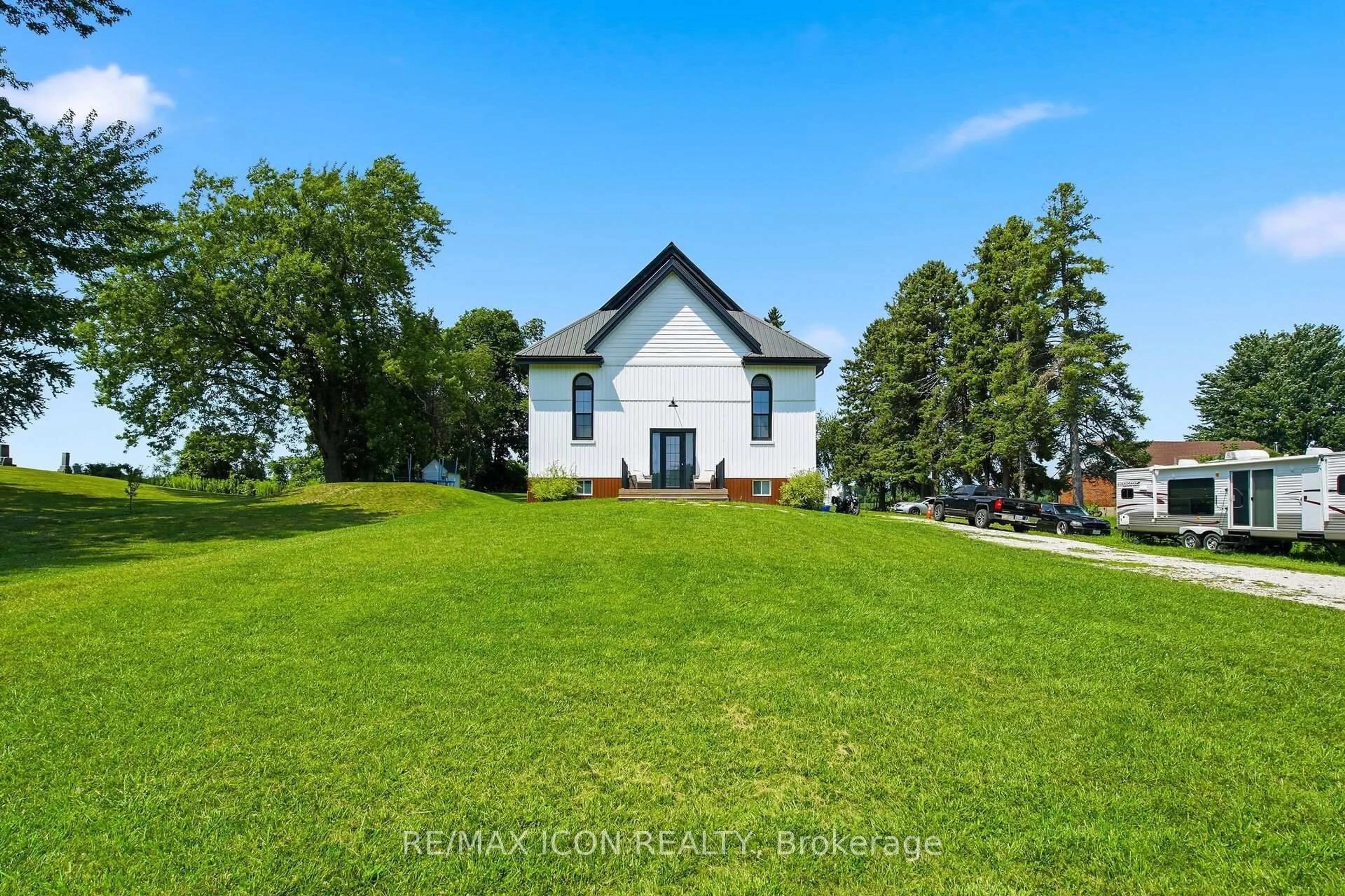 A pic from outside/outdoor area/front of a property/back of a property/a pic from drone, building for 30504 Talbot Line, Dutton/Dunwich Ontario N0L 2M0