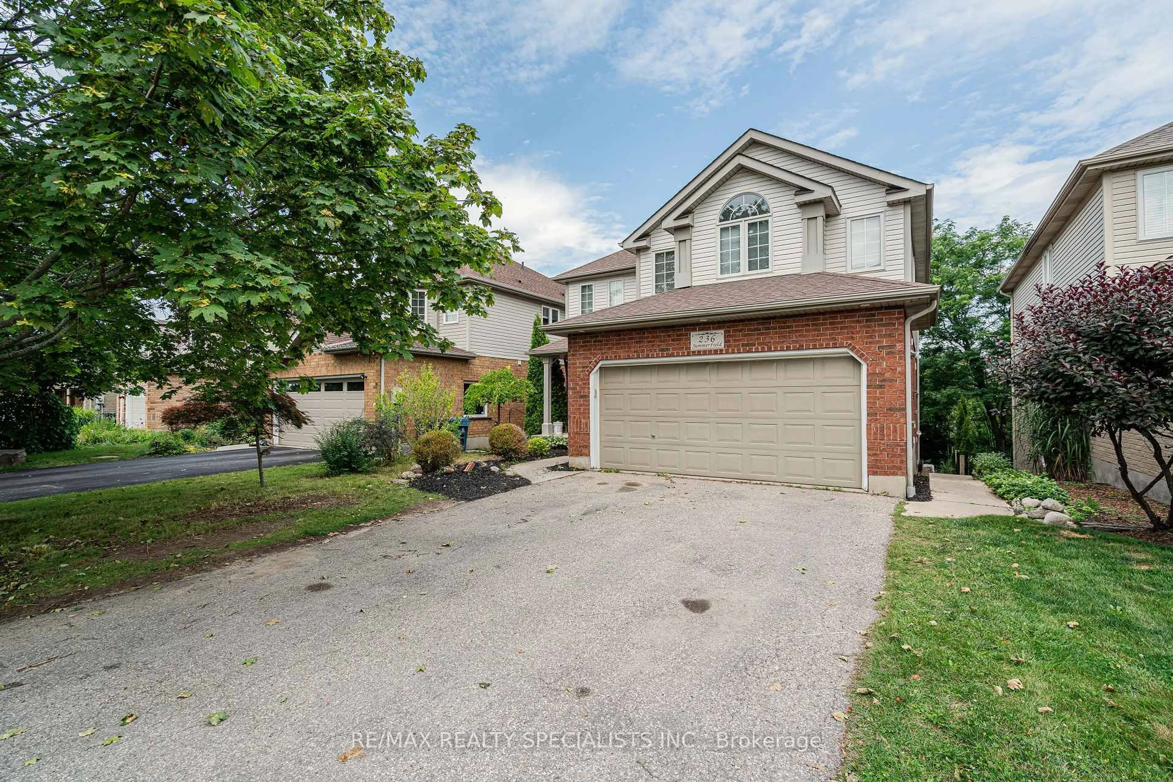 A pic from outside/outdoor area/front of a property/back of a property/a pic from drone, street for 236 SUMMERFIELD Dr, Guelph Ontario N1L 1L5