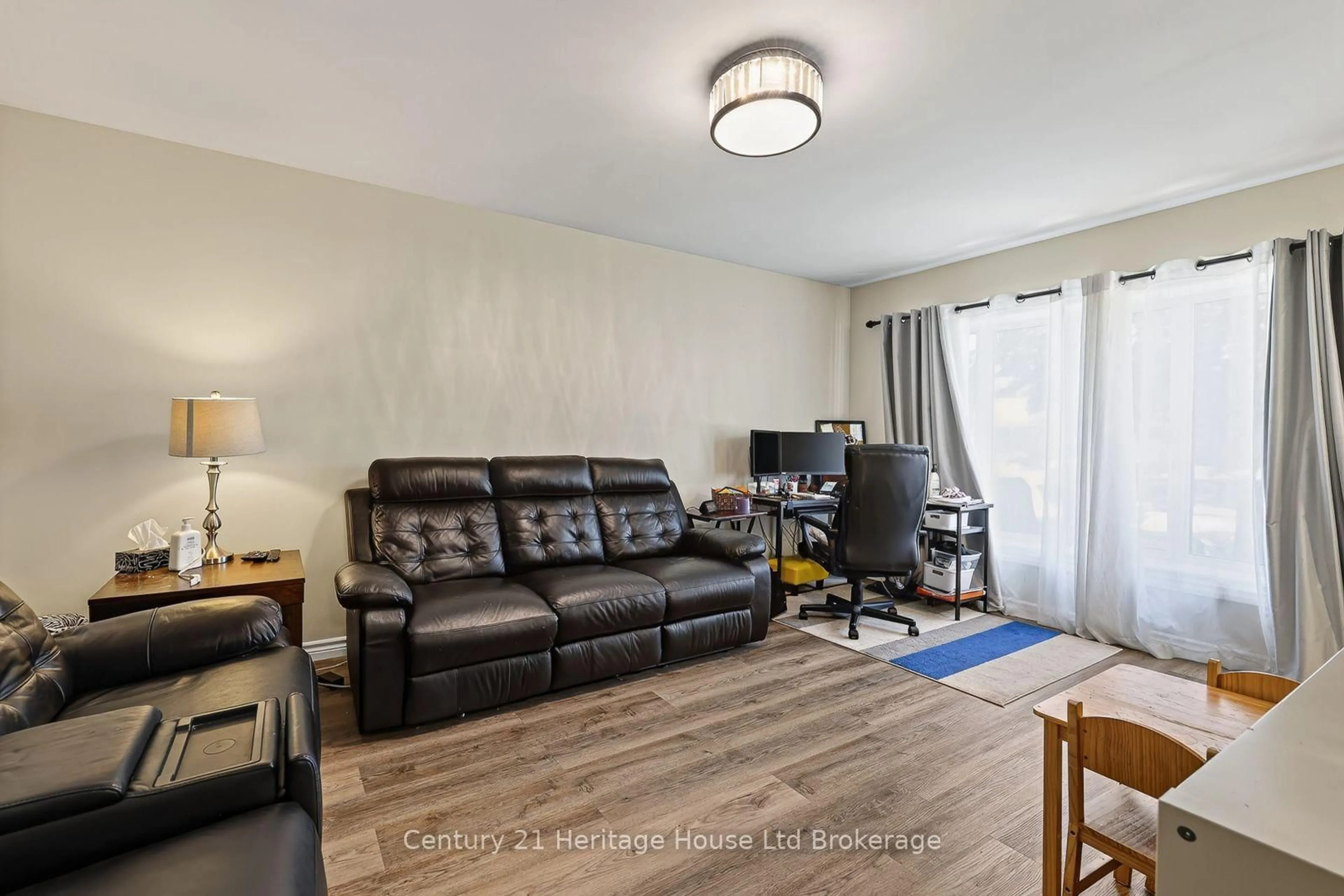 Living room with furniture, wood/laminate floor for 138 Lyndale Cres, Woodstock Ontario N4S 7S9