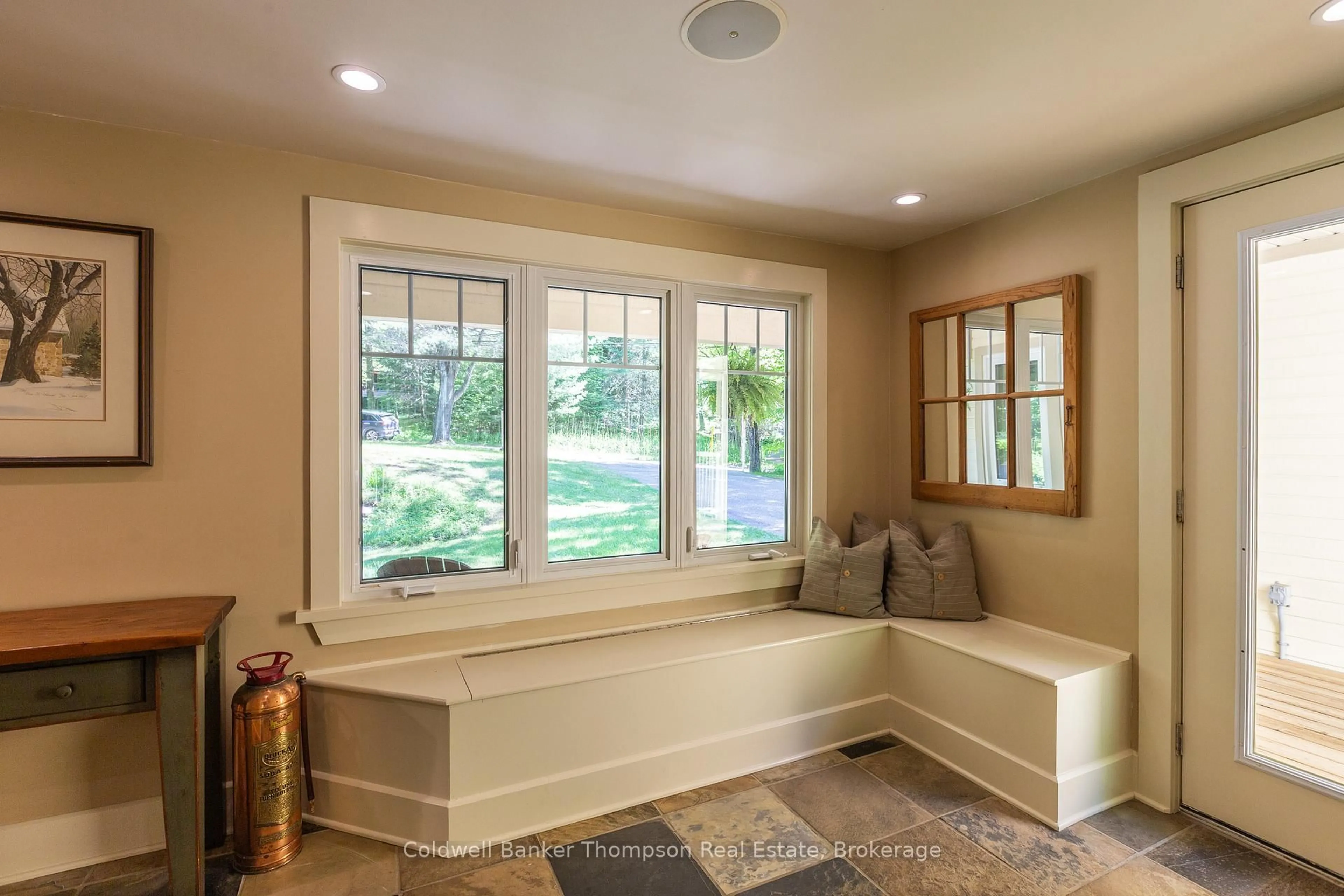 Indoor entryway for 312 Swallowdale Rd, Huntsville Ontario P1H 0A5