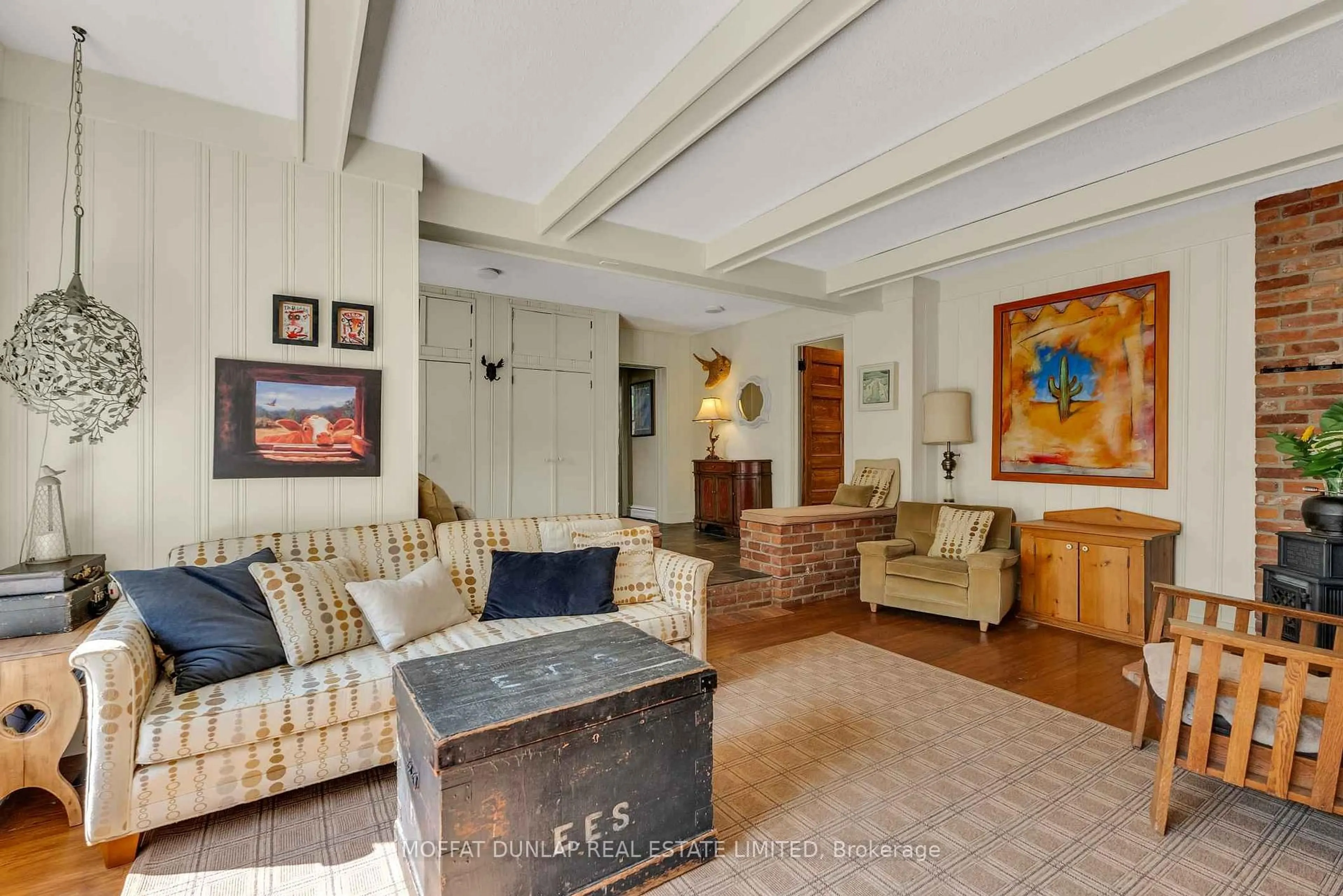 Living room with furniture, unknown for 346409 Mono Centre Rd, Mono Ontario L9W 5R9