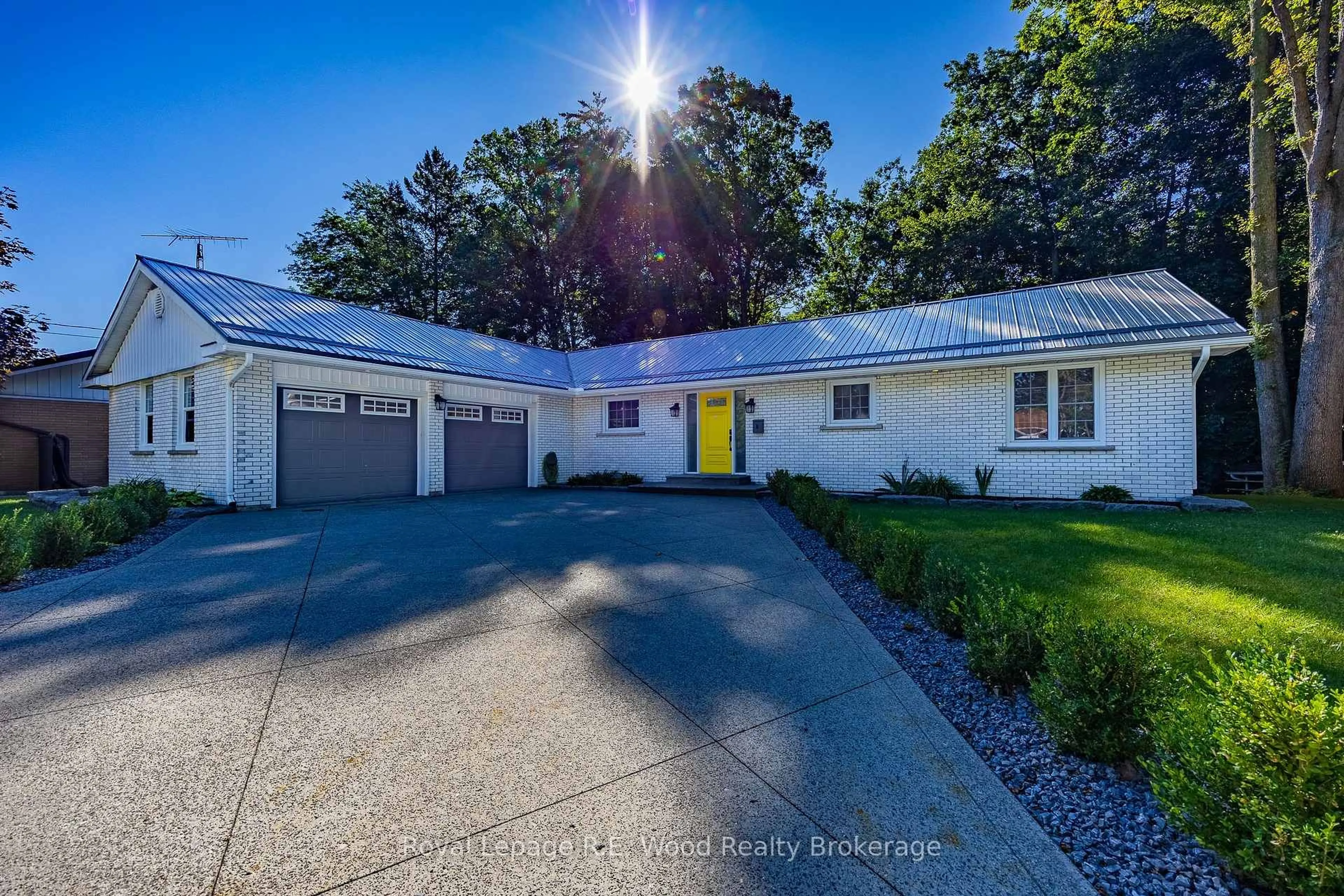 A pic from outside/outdoor area/front of a property/back of a property/a pic from drone, street for 6 Highland Dr, Tillsonburg Ontario N4G 2E9