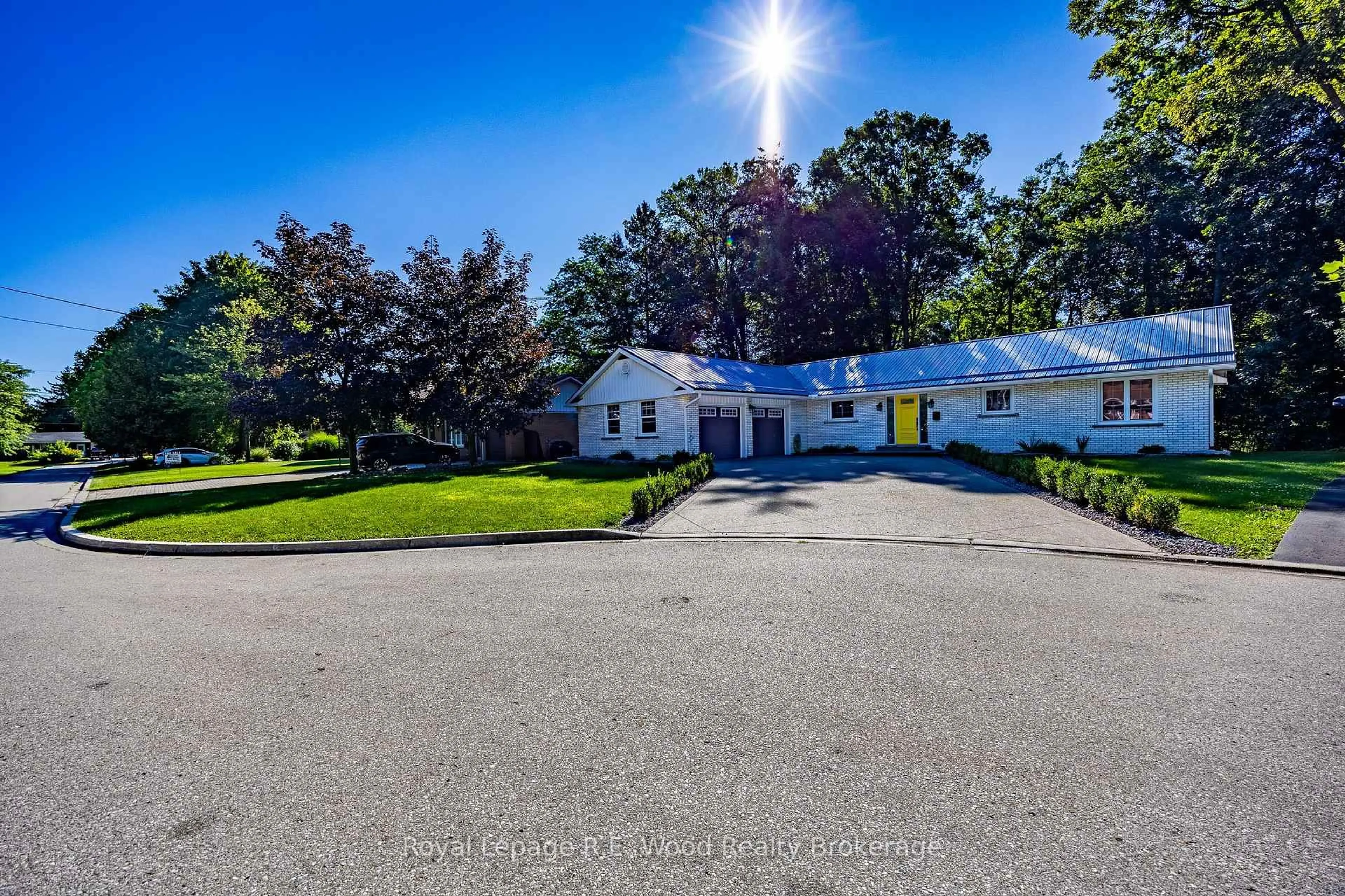 A pic from outside/outdoor area/front of a property/back of a property/a pic from drone, unknown for 6 Highland Dr, Tillsonburg Ontario N4G 2E9
