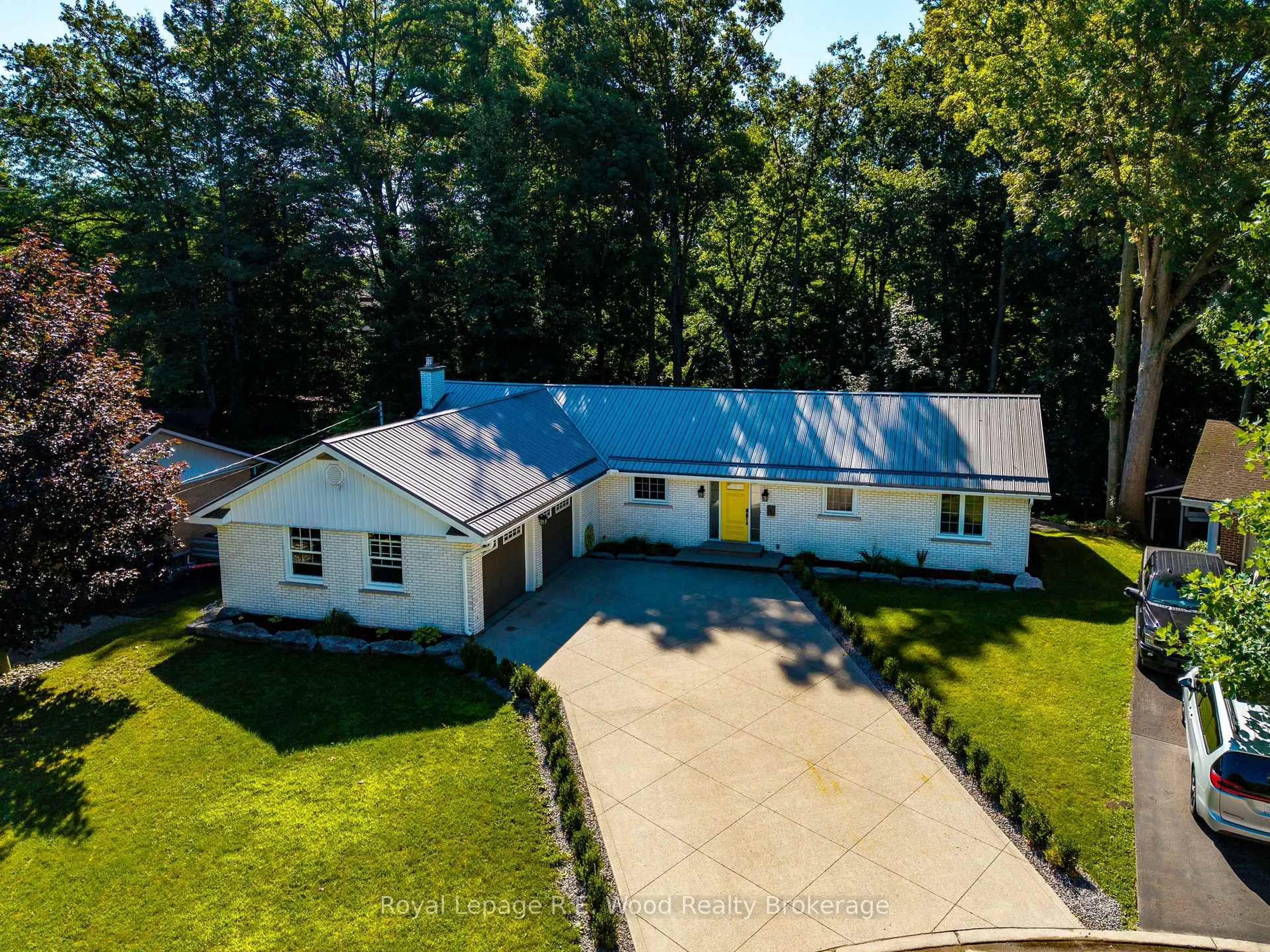 A pic from outside/outdoor area/front of a property/back of a property/a pic from drone, unknown for 6 Highland Dr, Tillsonburg Ontario N4G 2E9