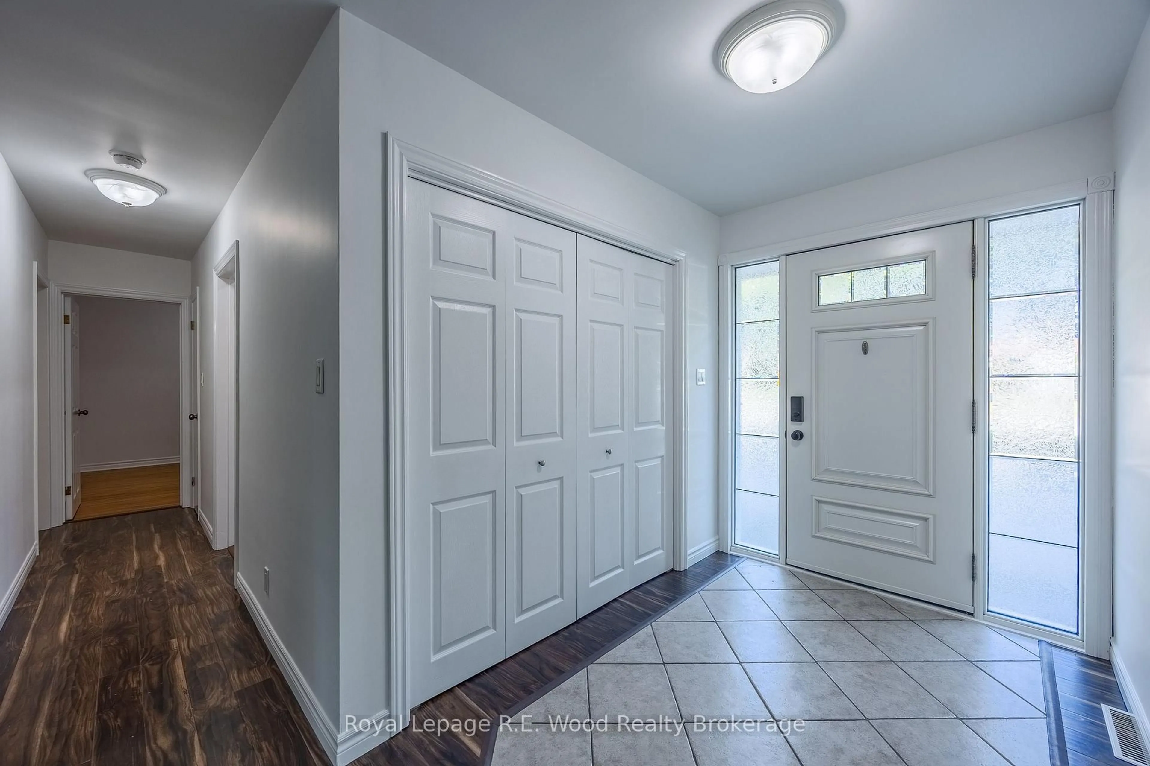 Indoor entryway for 6 Highland Dr, Tillsonburg Ontario N4G 2E9