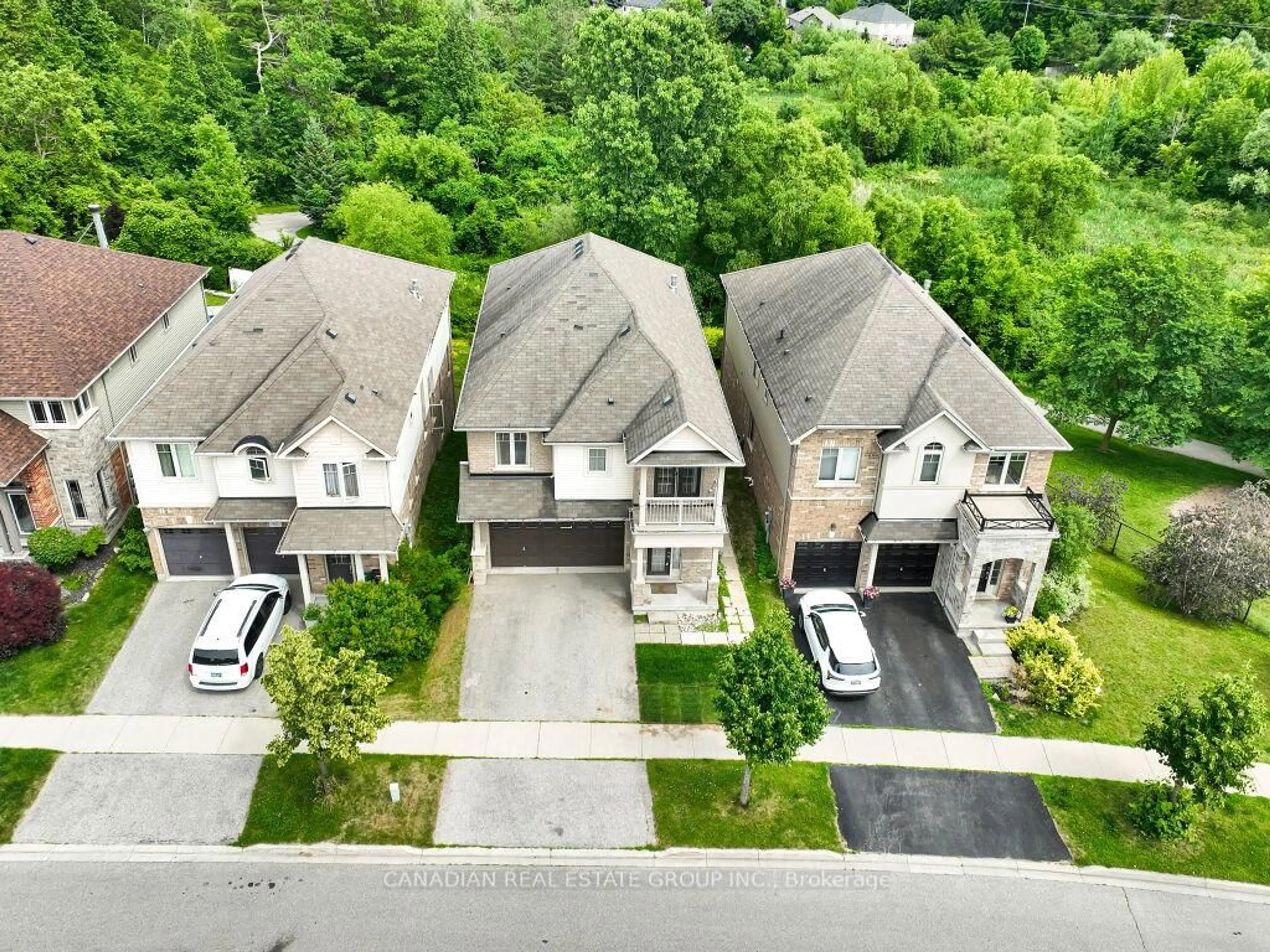 A pic from outside/outdoor area/front of a property/back of a property/a pic from drone, street for 58 Forest Creek Dr, Kitchener Ontario N2R 0B4