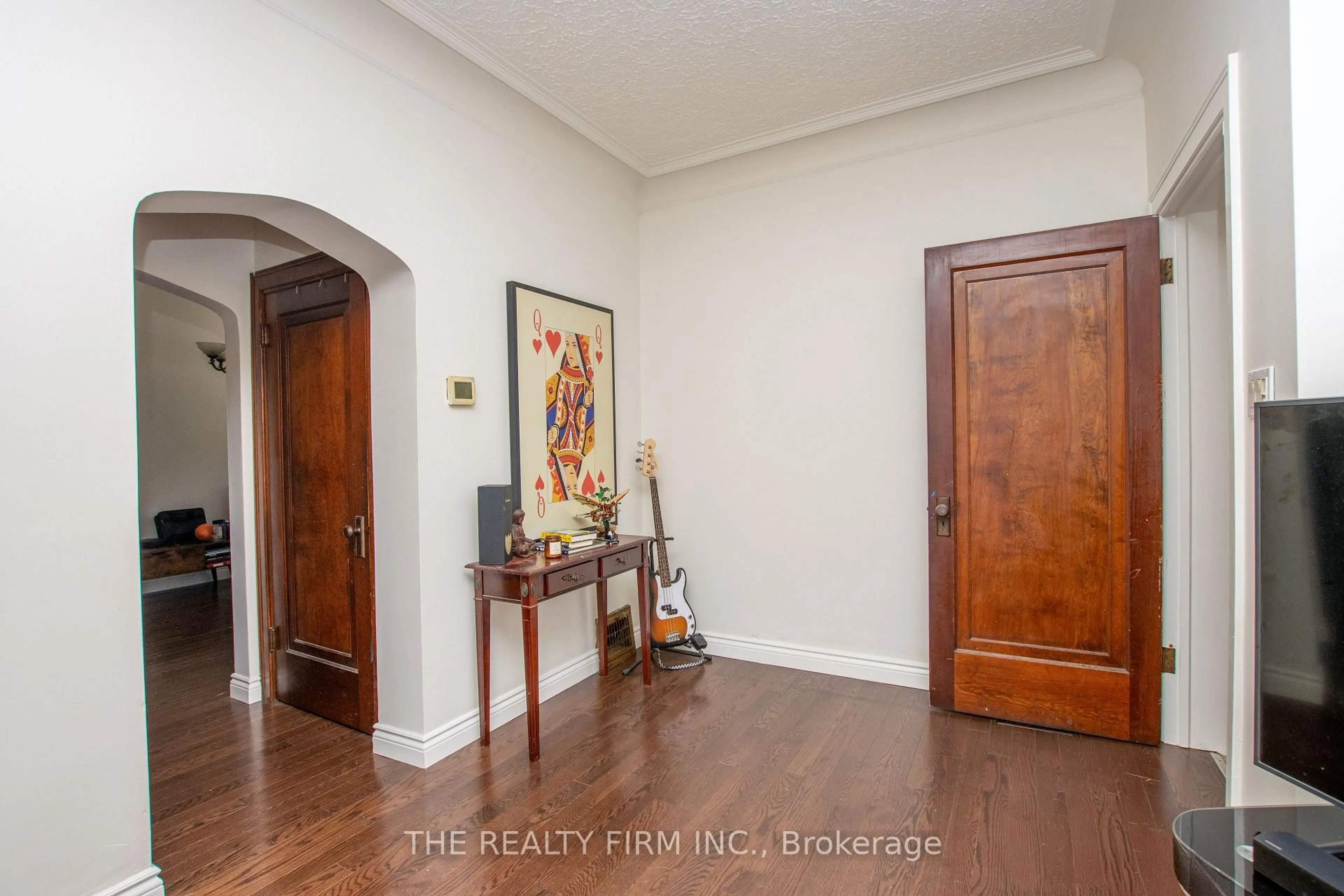 Indoor entryway for 772-774 Queens Ave, London East Ontario N5W 3H6