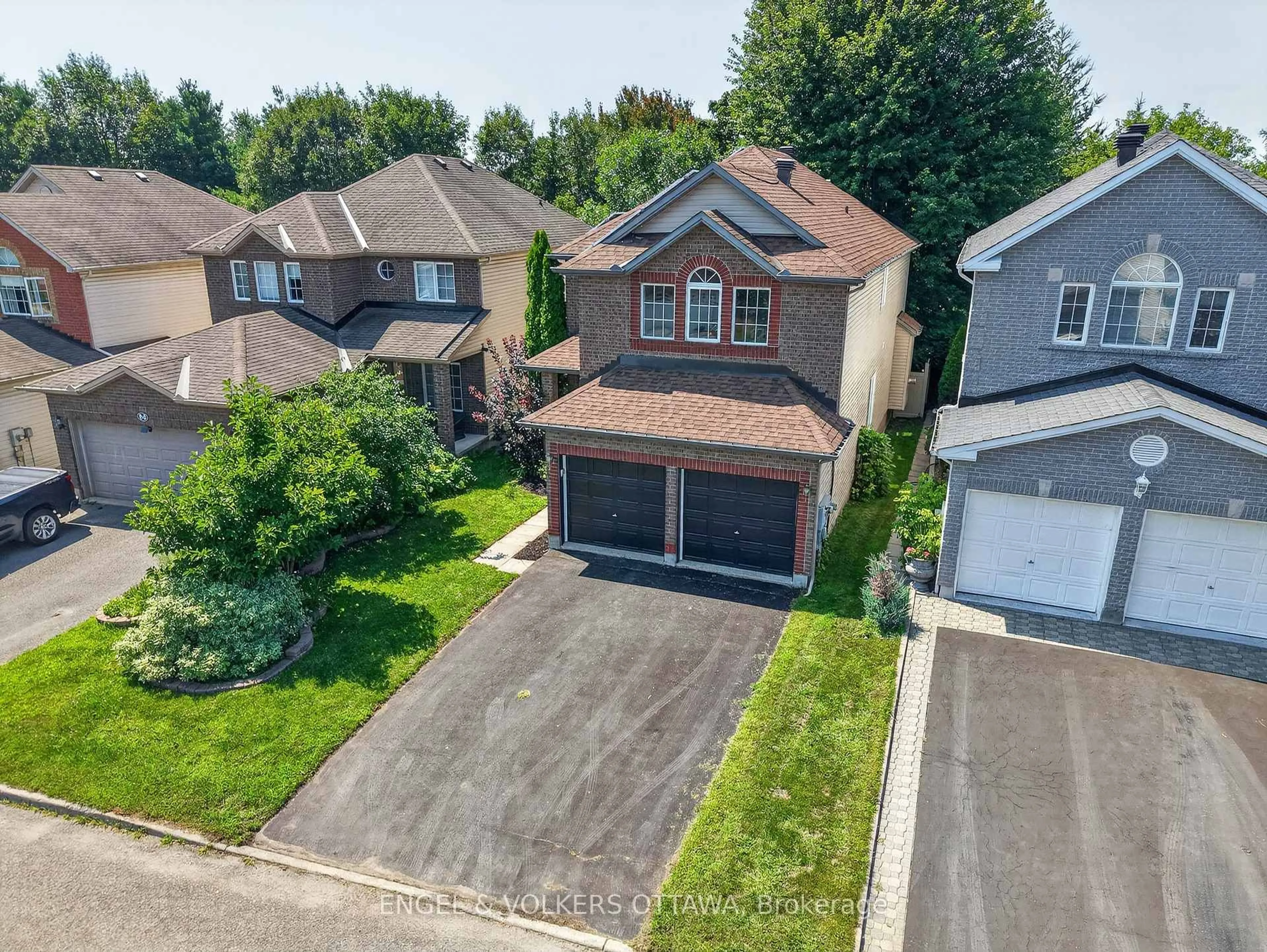 A pic from outside/outdoor area/front of a property/back of a property/a pic from drone, street for 53 Borealis Cres, Ottawa Ontario K1K 4T5
