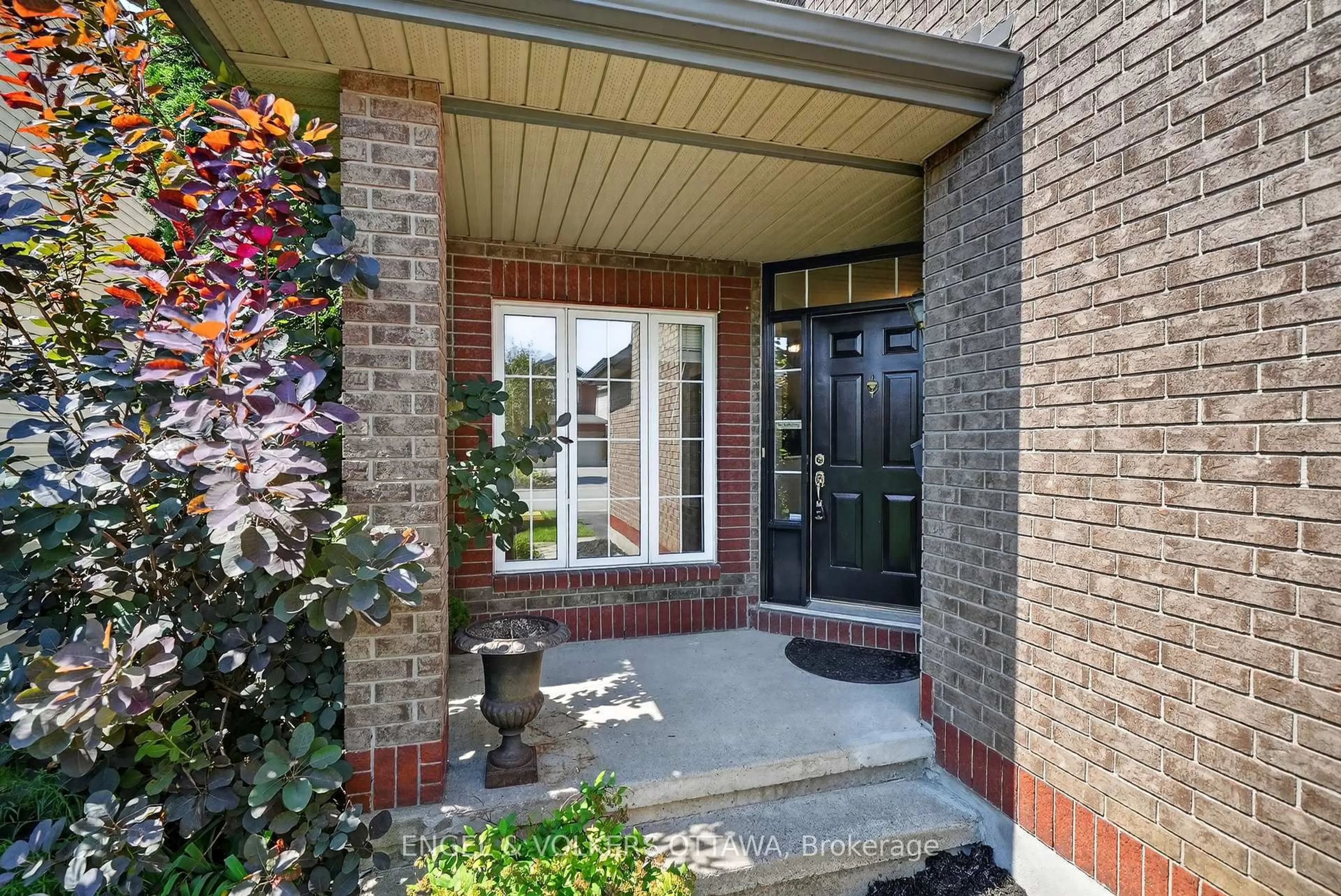 Indoor entryway for 53 Borealis Cres, Ottawa Ontario K1K 4T5