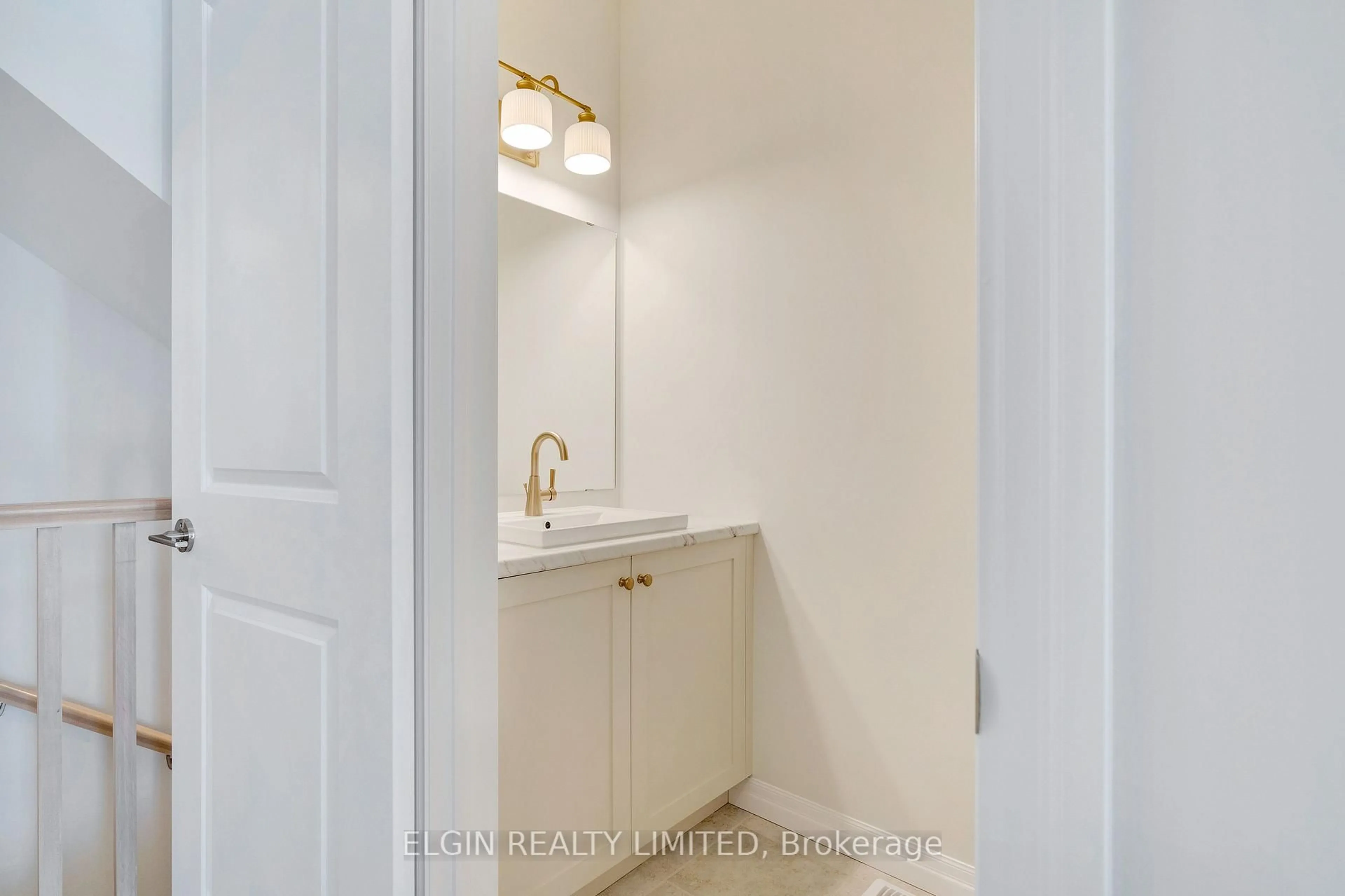 Standard bathroom, ceramic/tile floor for 75 Hemlock Cres, Aylmer Ontario N5H 0C2