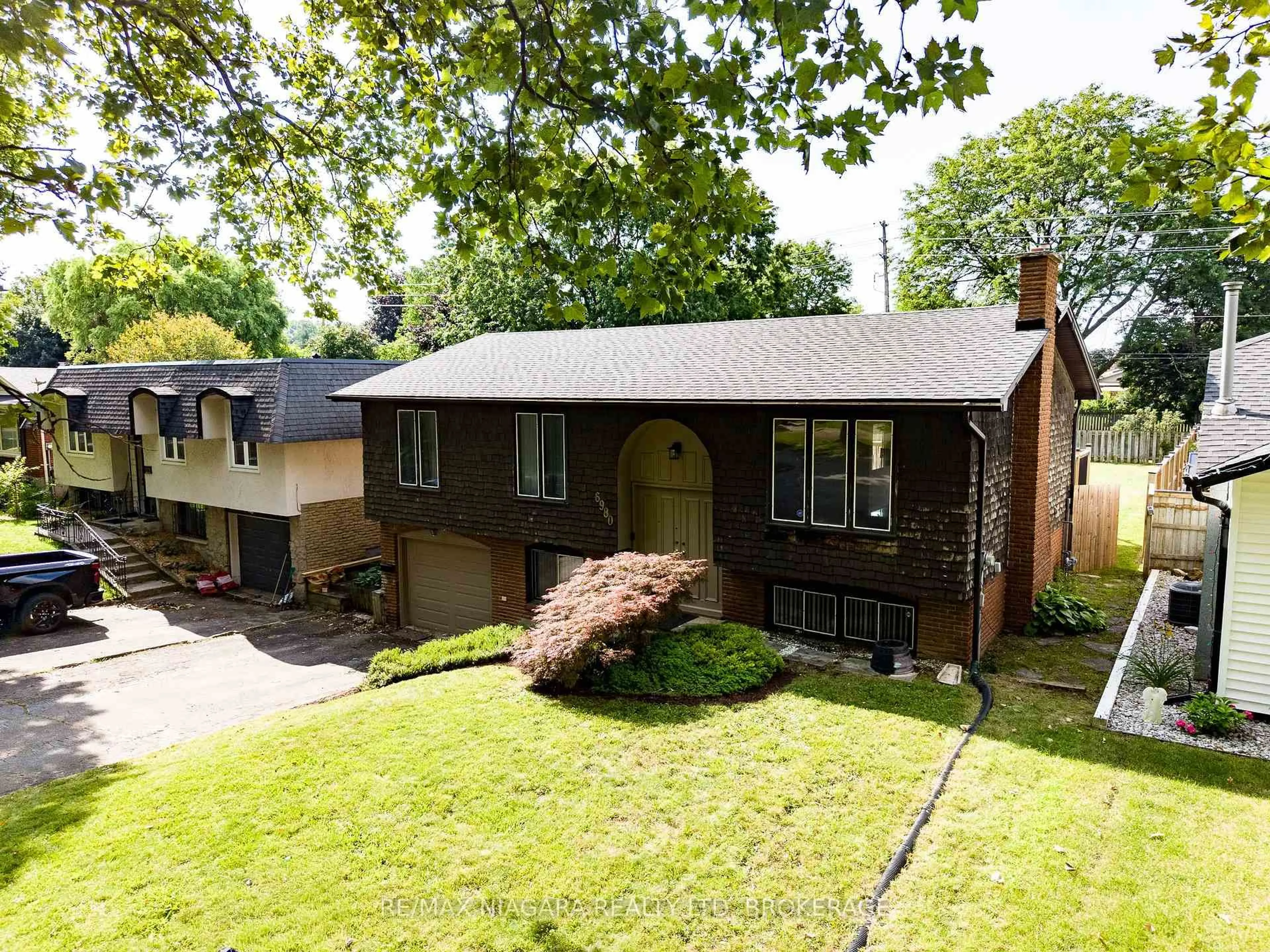 A pic from outside/outdoor area/front of a property/back of a property/a pic from drone, street for 6980 Dolphin St, Niagara Falls Ontario L2E 6Y2