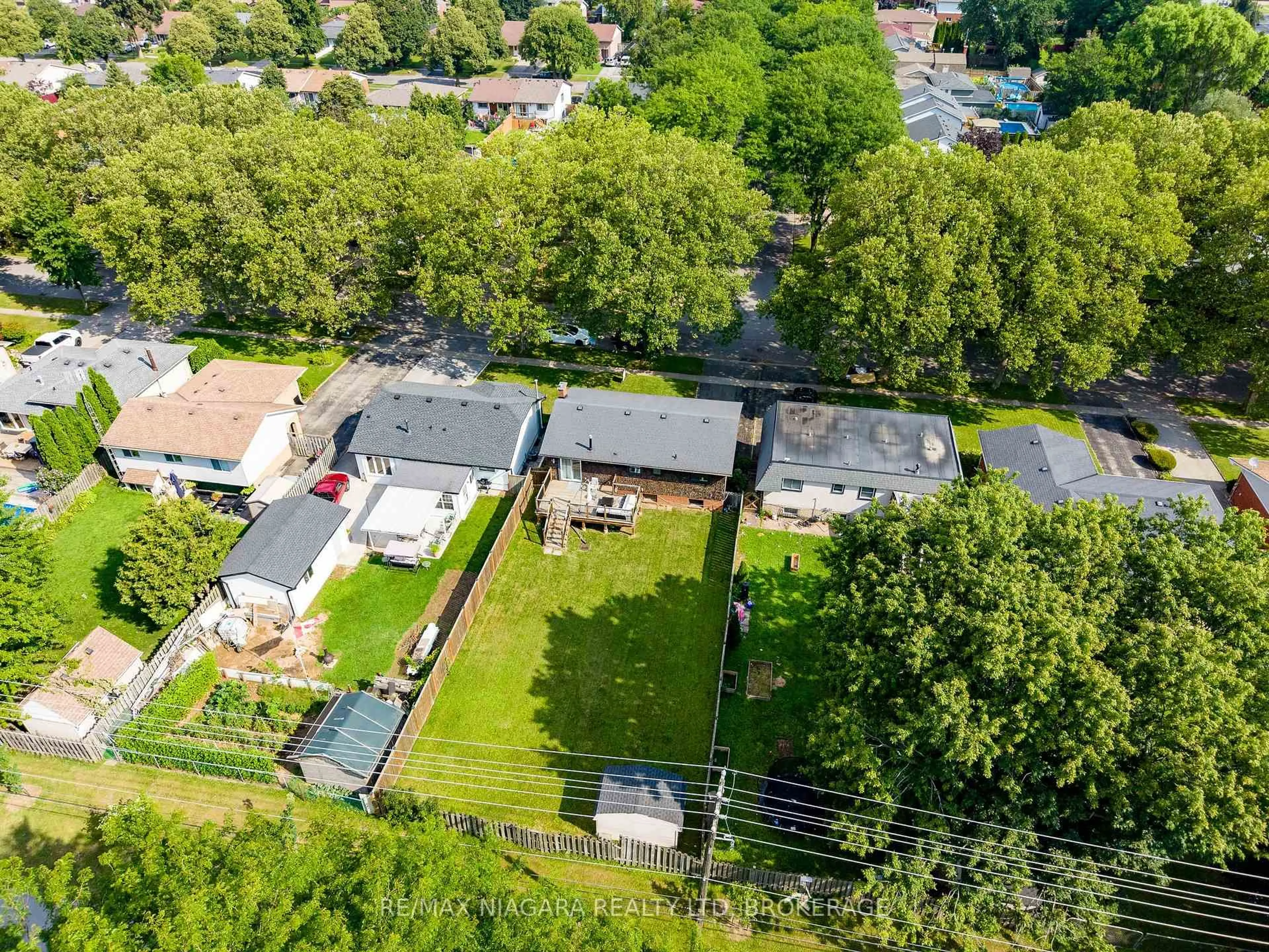 A pic from outside/outdoor area/front of a property/back of a property/a pic from drone, street for 6980 Dolphin St, Niagara Falls Ontario L2E 6Y2