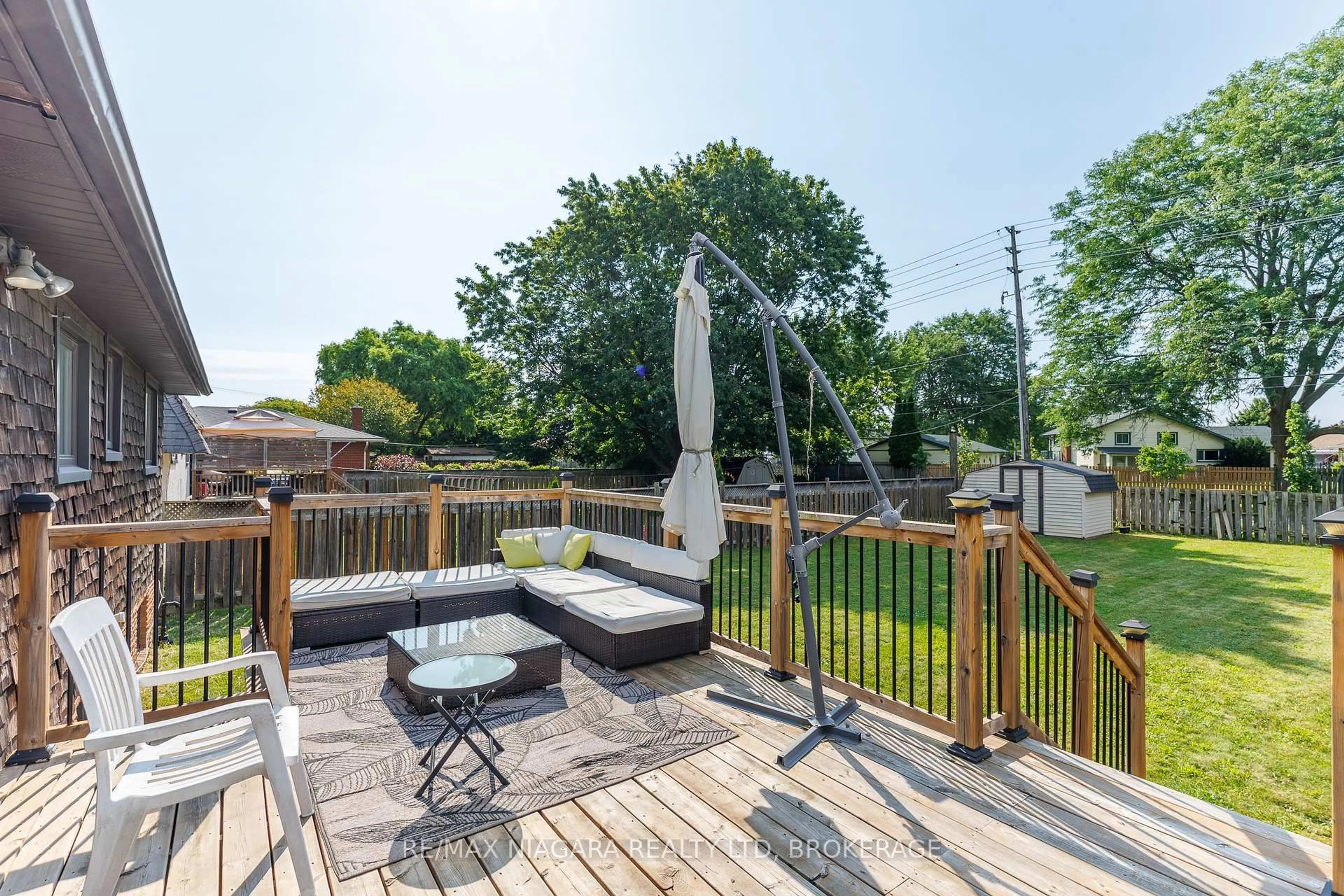 Patio, street for 6980 Dolphin St, Niagara Falls Ontario L2E 6Y2