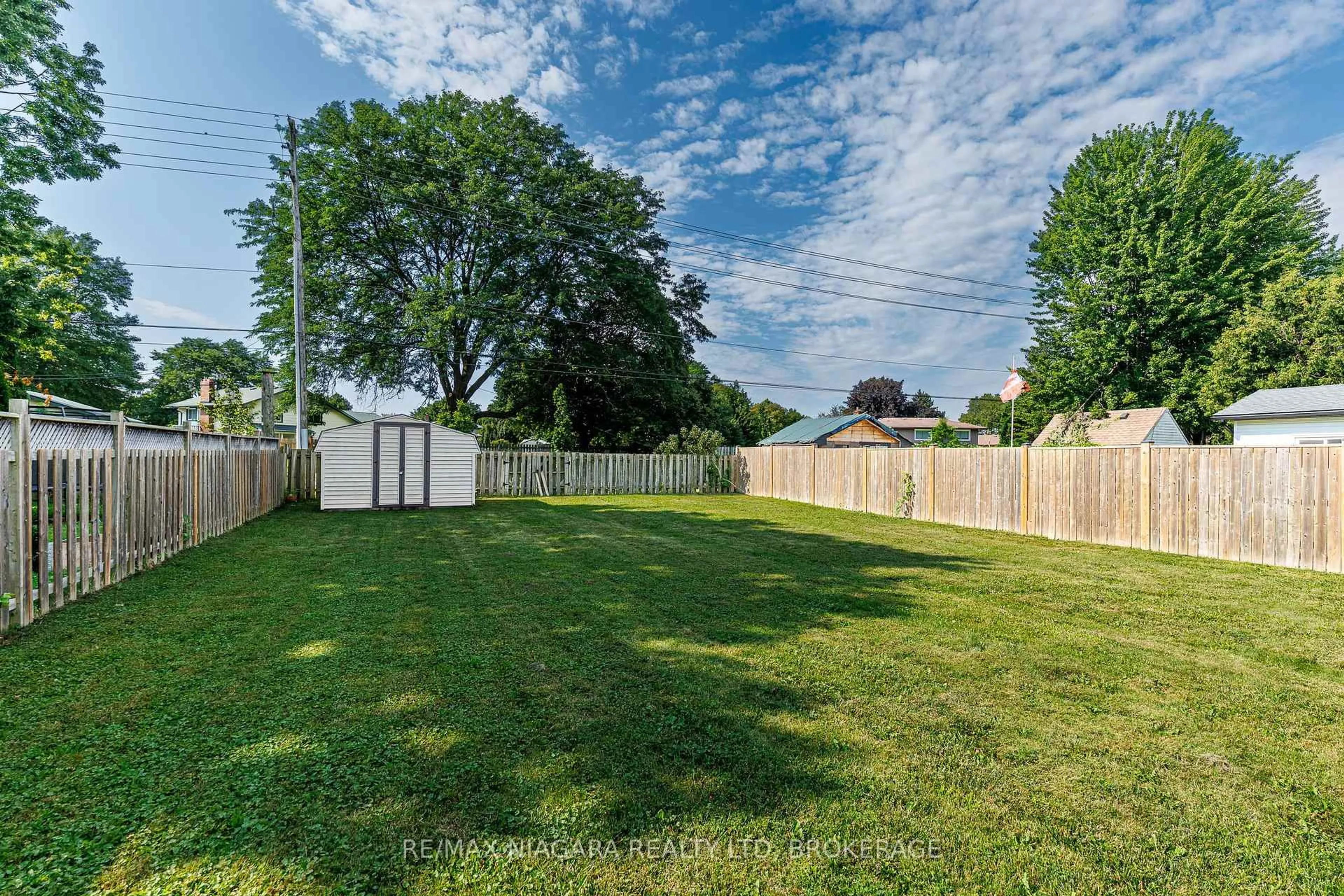A pic from outside/outdoor area/front of a property/back of a property/a pic from drone, unknown for 6980 Dolphin St, Niagara Falls Ontario L2E 6Y2