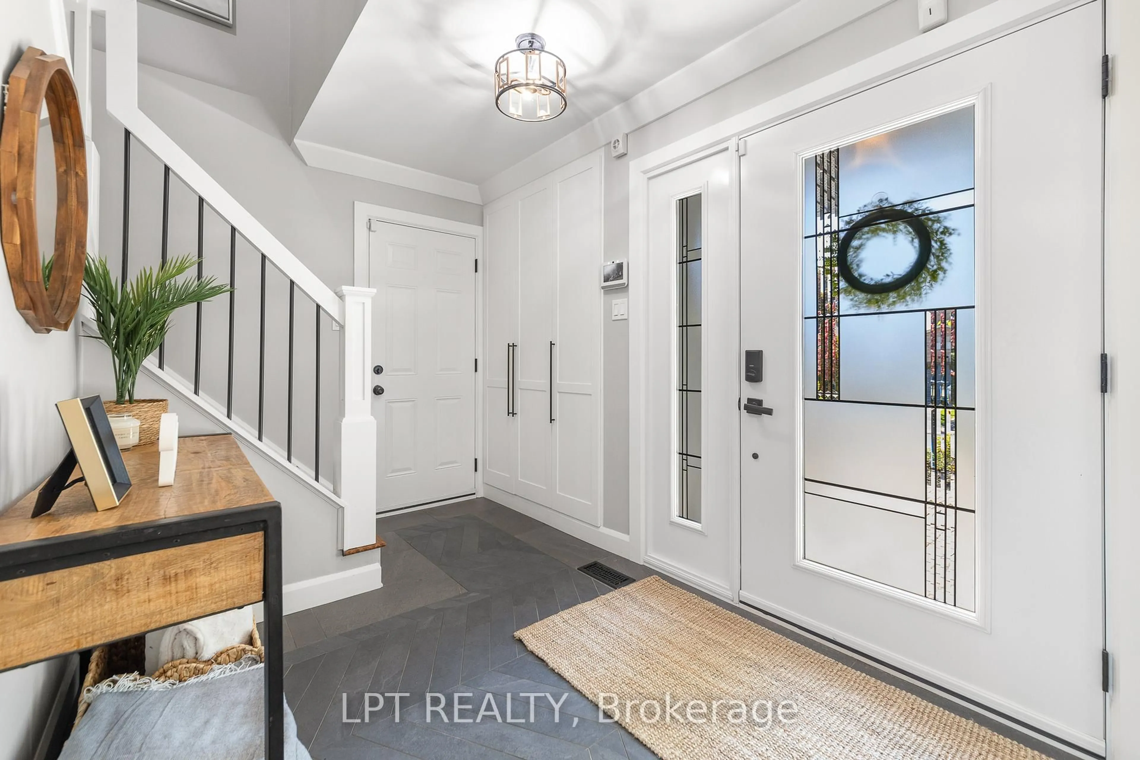 Indoor entryway for 11 Elderwood Tr, Ottawa Ontario K2S 1C9