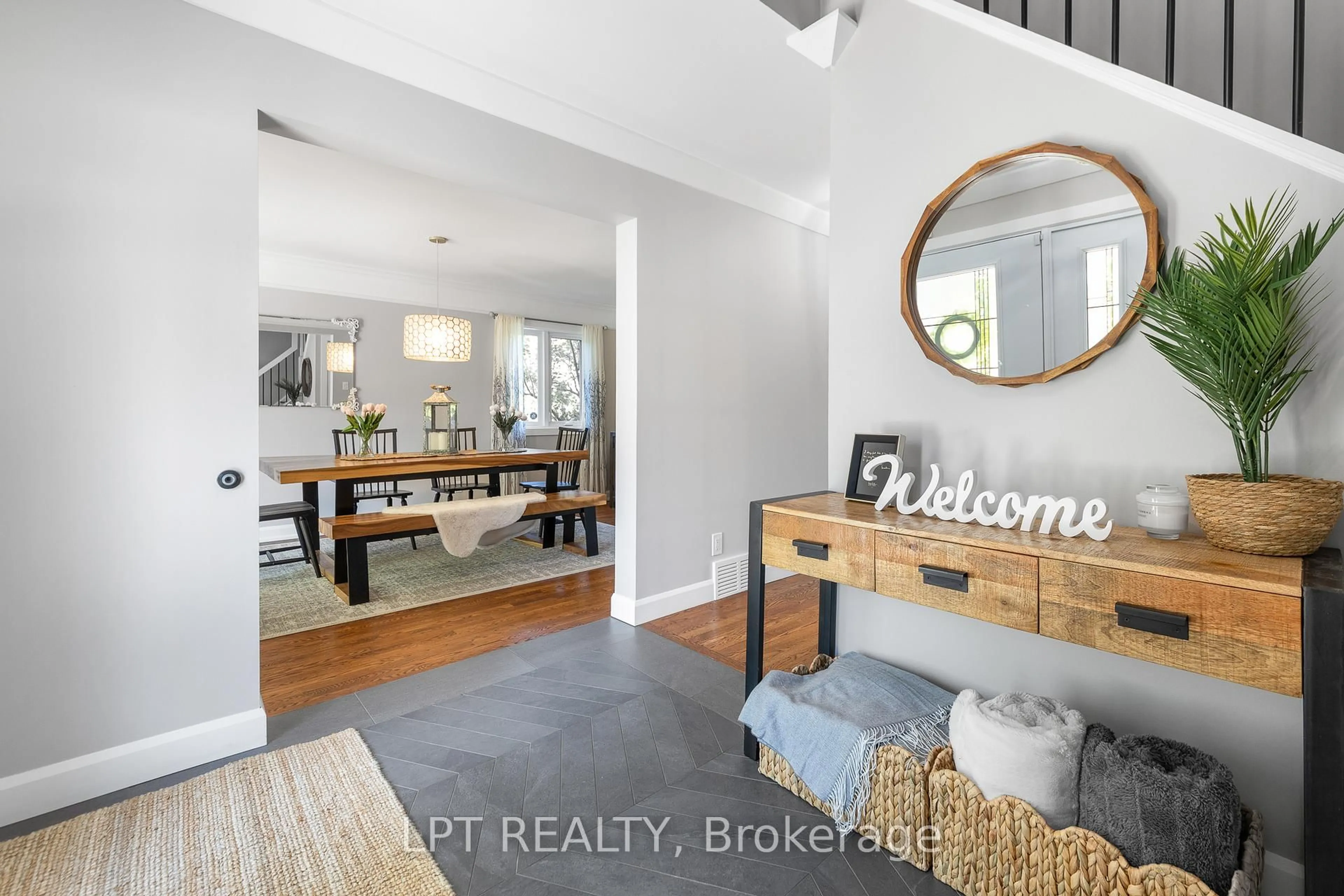 Indoor entryway for 11 Elderwood Tr, Ottawa Ontario K2S 1C9