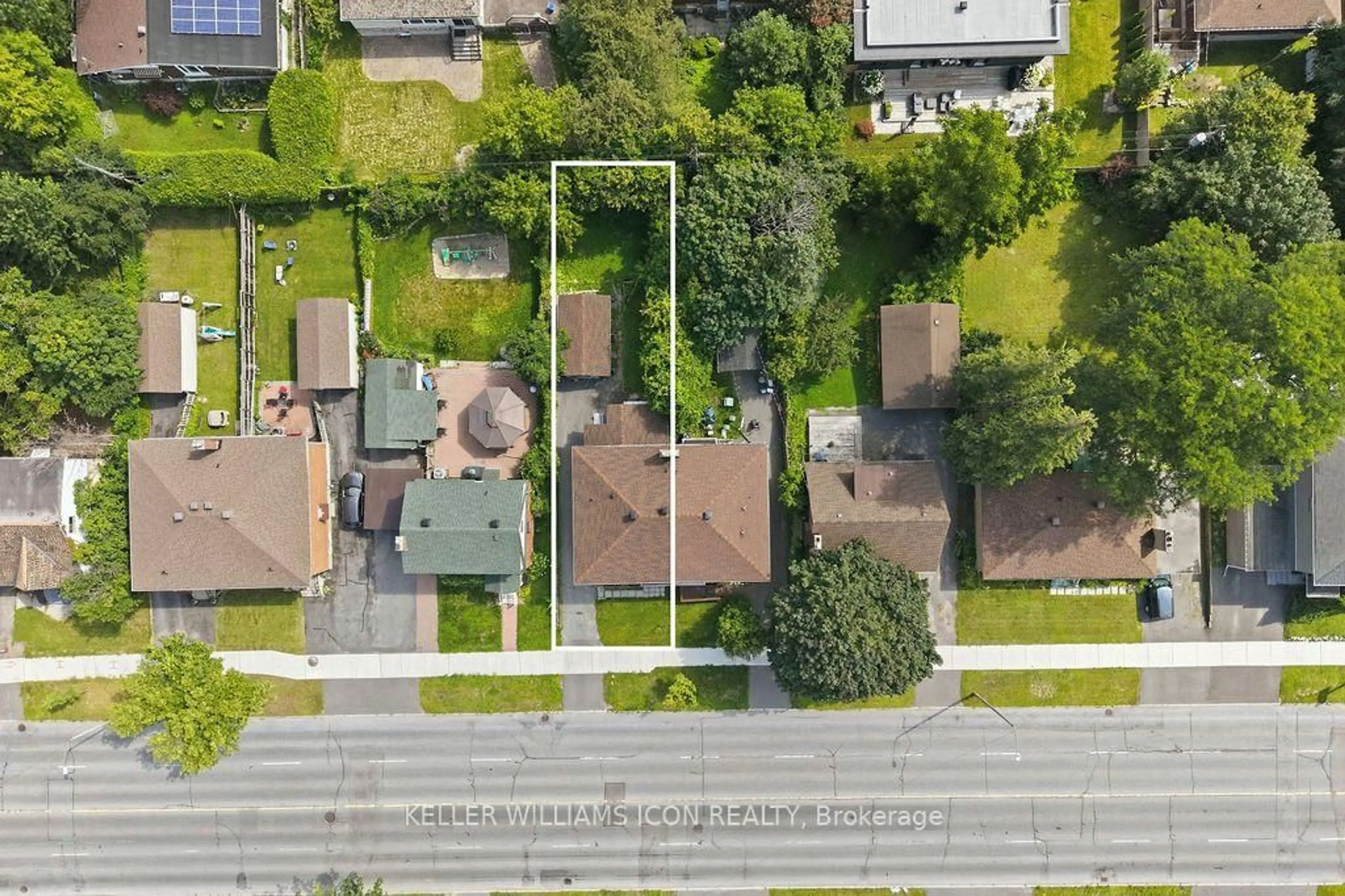 A pic from outside/outdoor area/front of a property/back of a property/a pic from drone, street for 873 Woodroffe Ave, Ottawa Ontario K2A 2G5