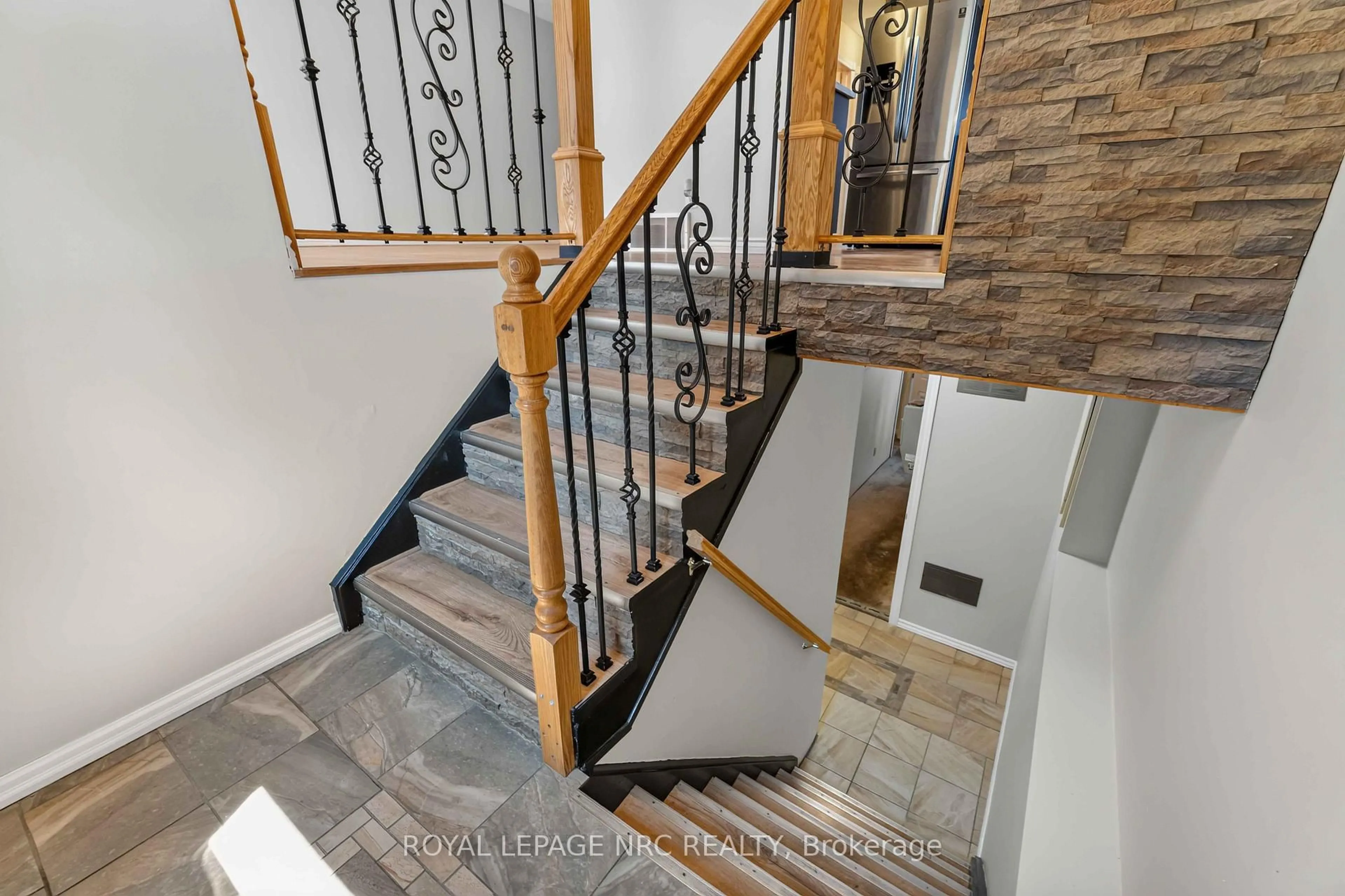 Stairs for 4 Saturn Rd, Port Colborne Ontario L3K 6B2