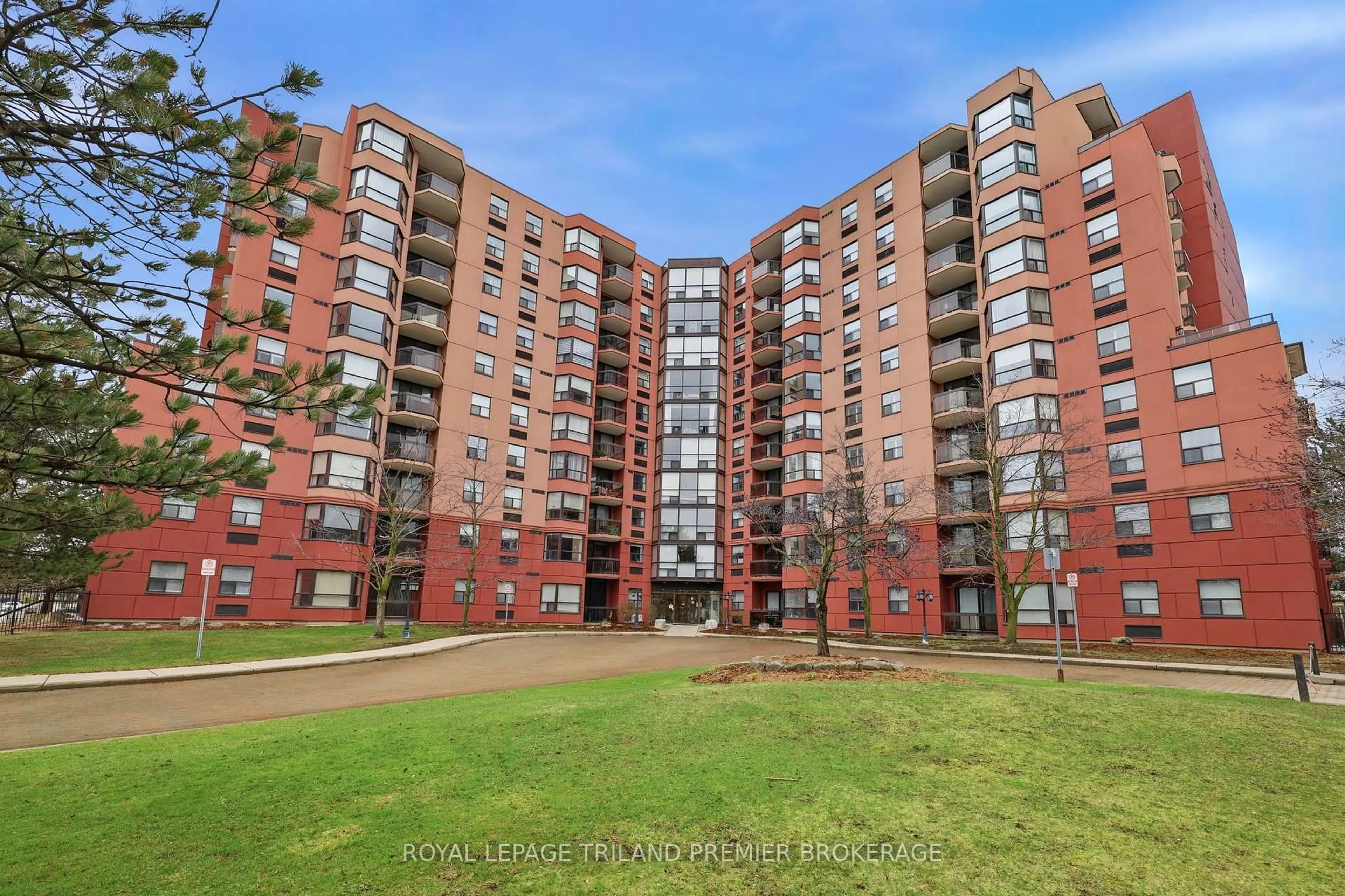 A pic from outside/outdoor area/front of a property/back of a property/a pic from drone, unknown for 600 Talbot St #1004, London East Ontario N6A 5L9