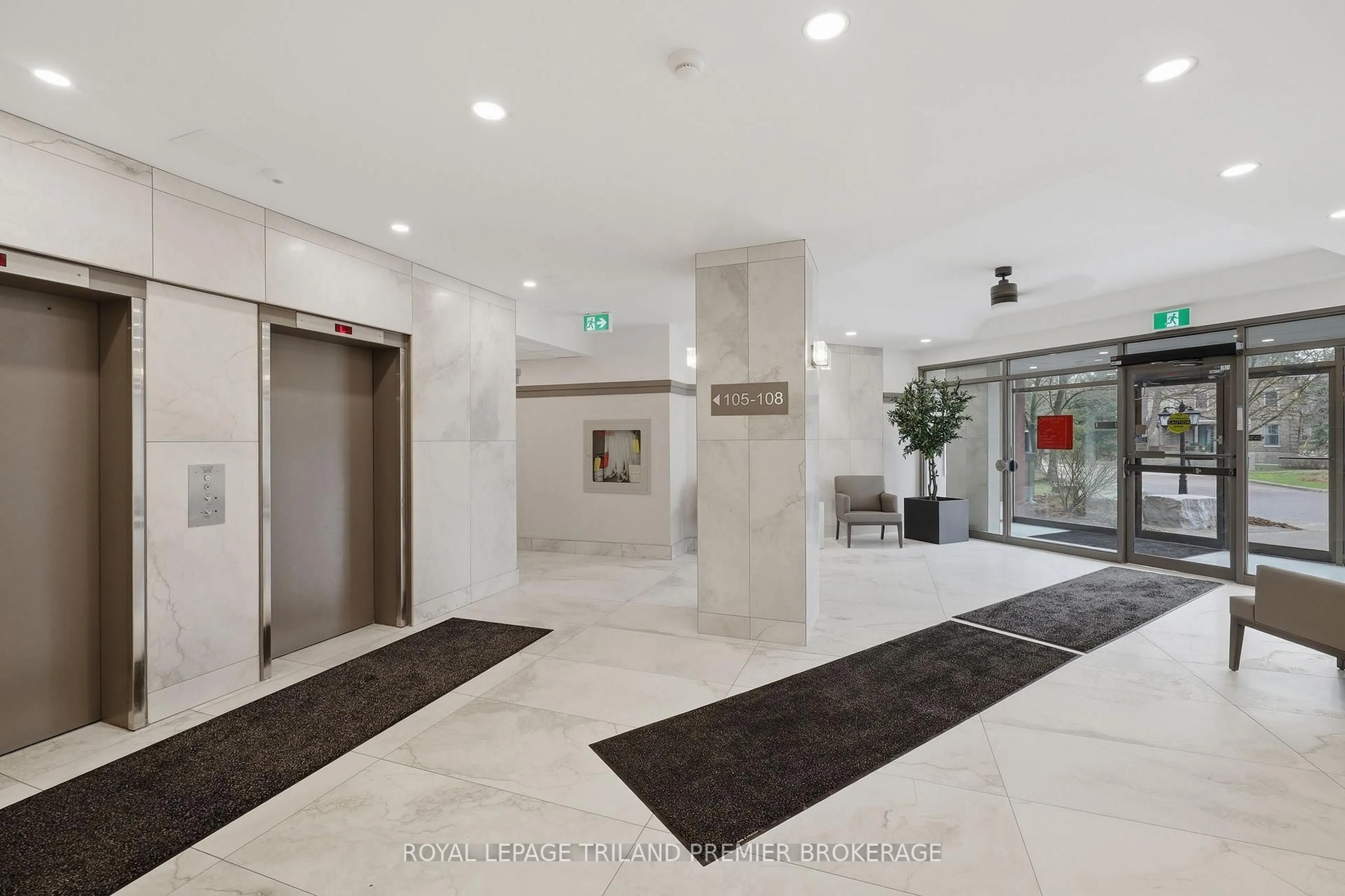 Indoor foyer for 600 Talbot St #1004, London East Ontario N6A 5L9