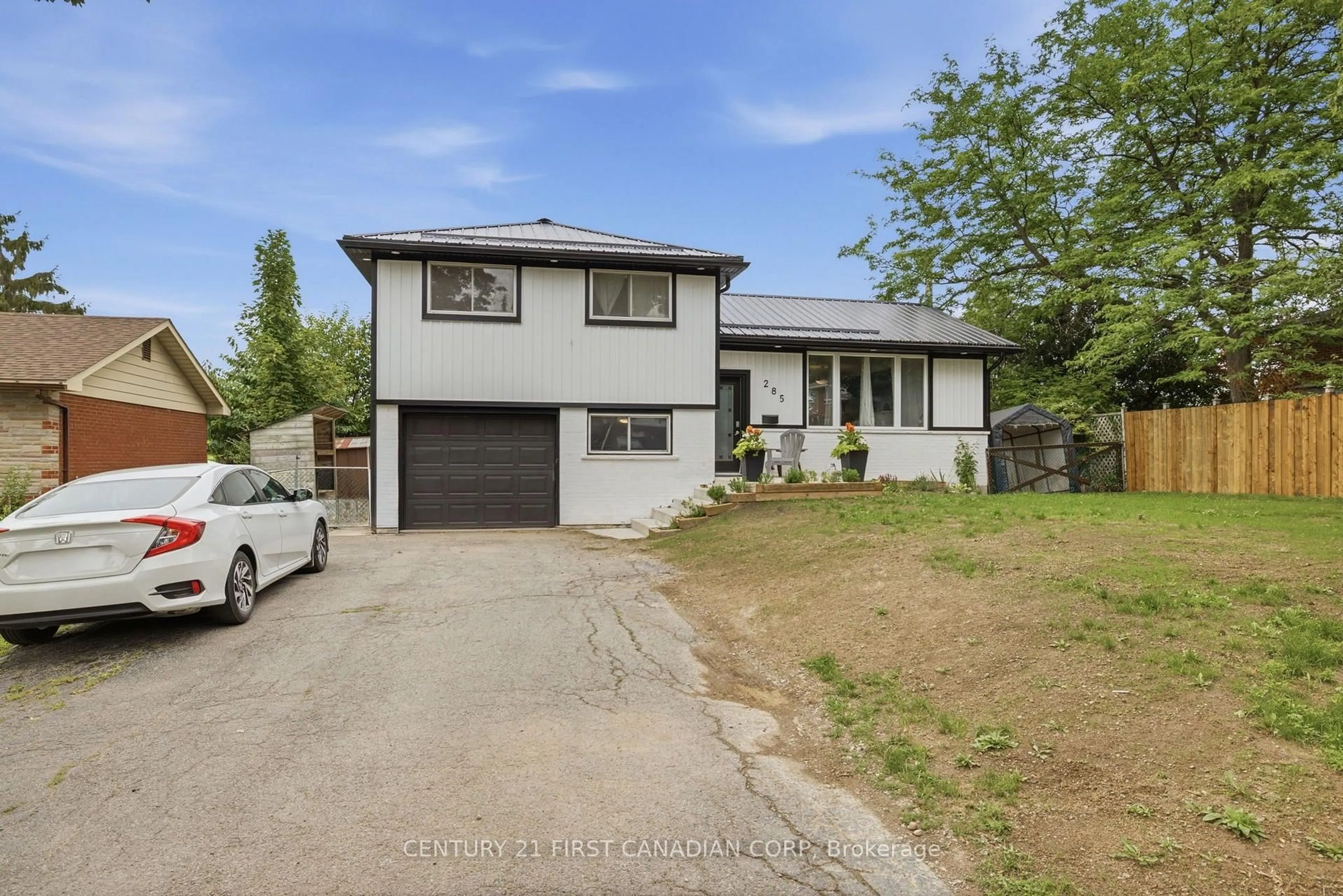 A pic from outside/outdoor area/front of a property/back of a property/a pic from drone, street for 285 Panorma Cres, London South Ontario N5Z 3H2