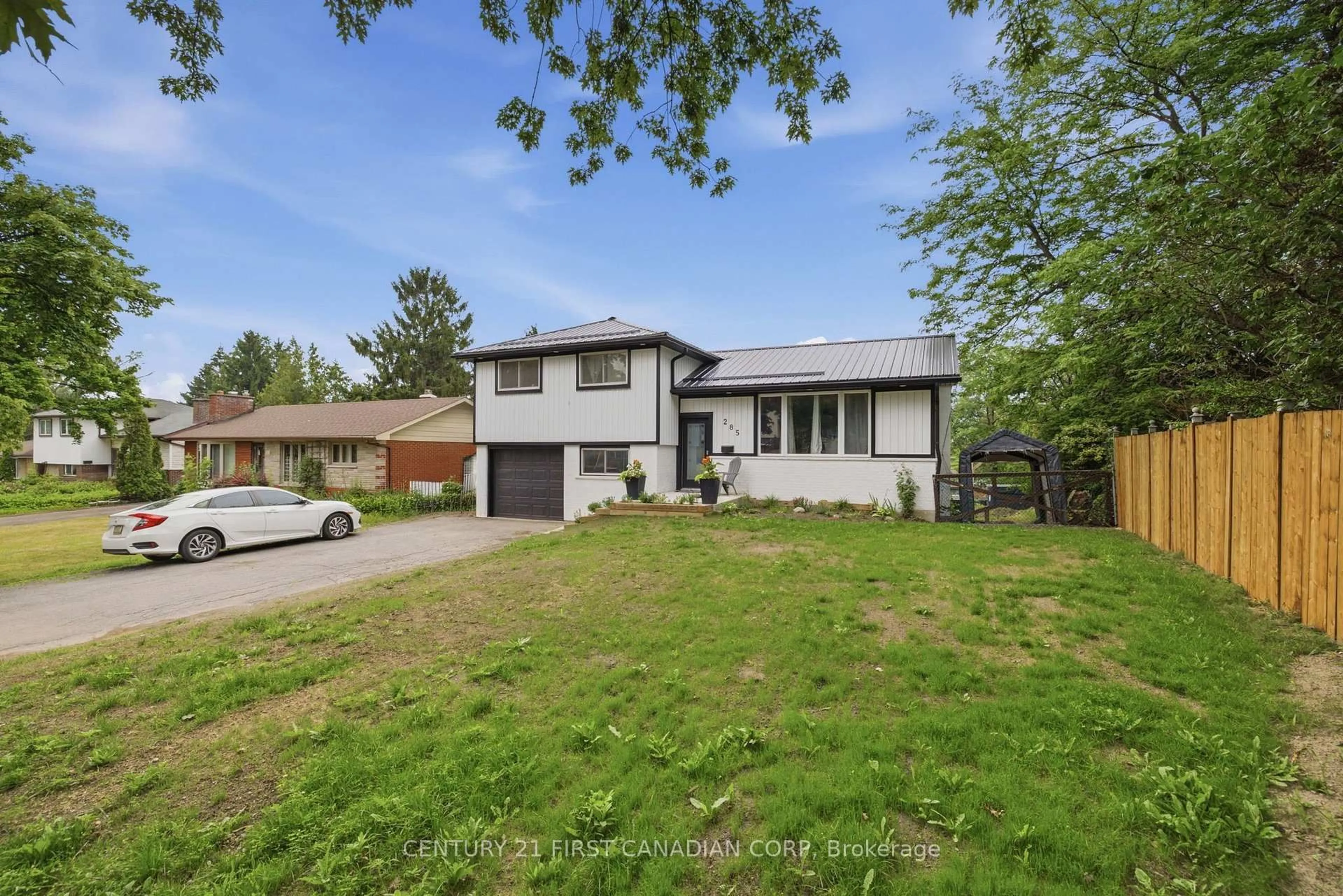 A pic from outside/outdoor area/front of a property/back of a property/a pic from drone, street for 285 Panorma Cres, London South Ontario N5Z 3H2