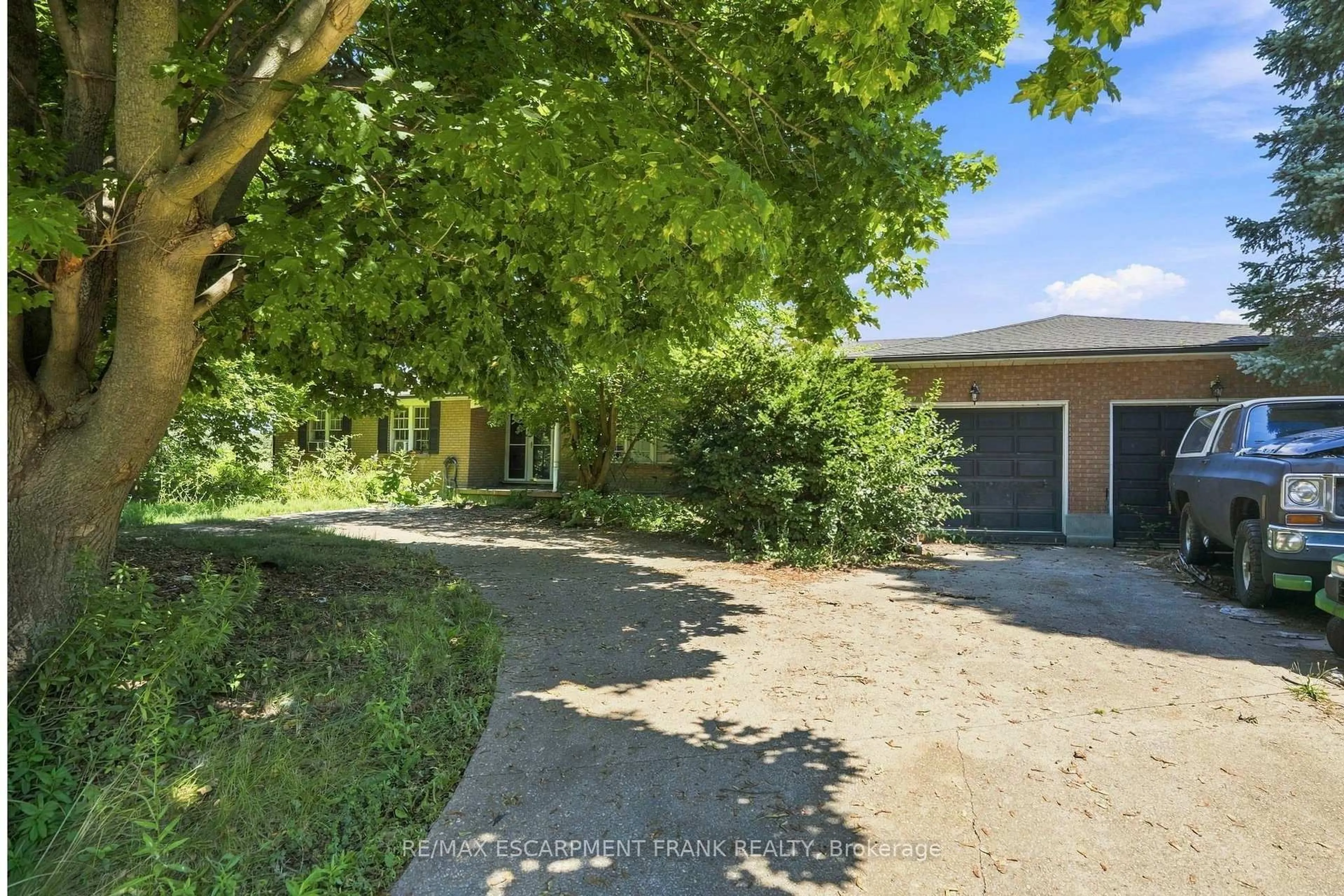 A pic from outside/outdoor area/front of a property/back of a property/a pic from drone, street for 490 Tapleytown Rd, Hamilton Ontario L8J 3K6