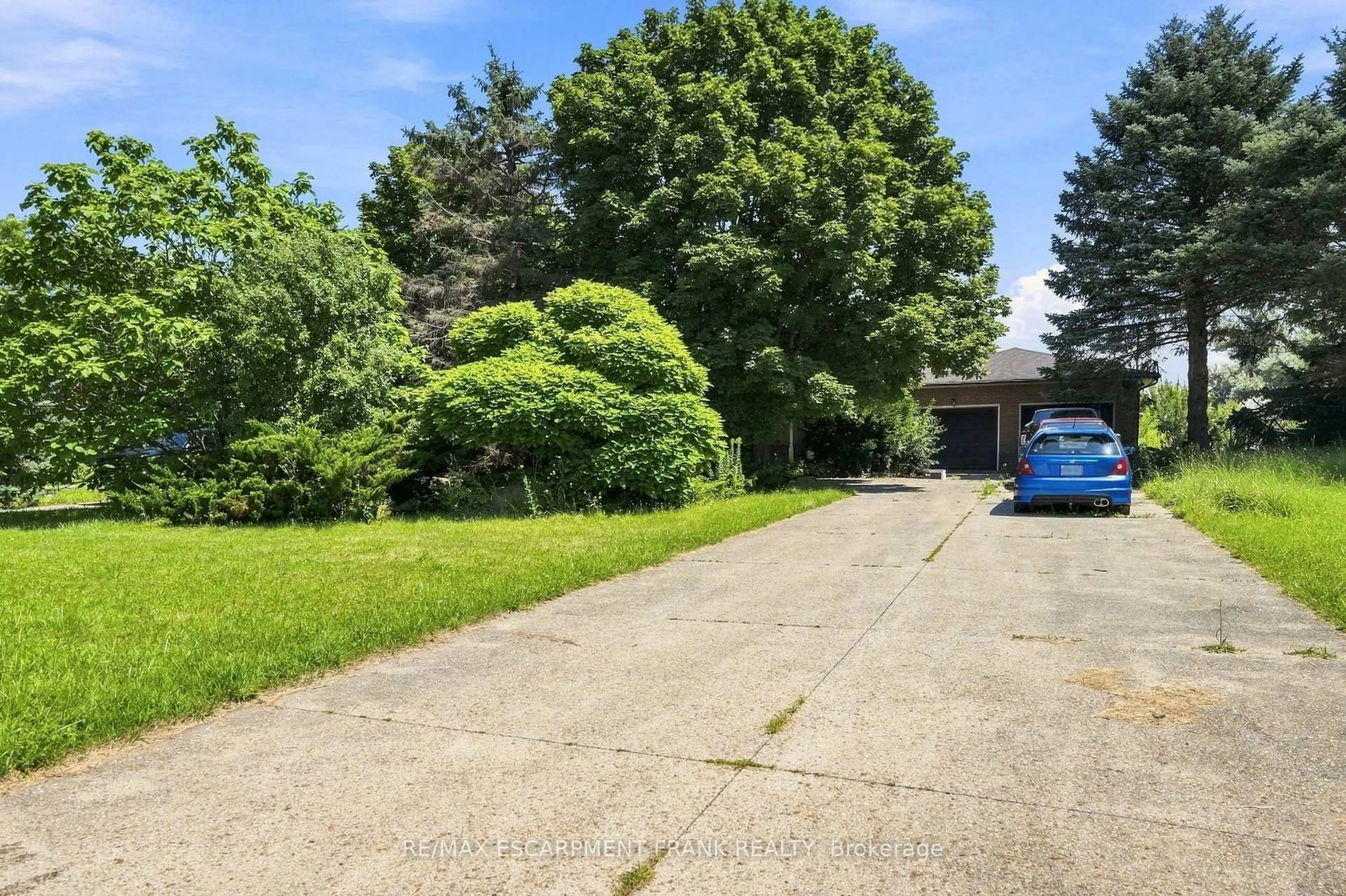 A pic from outside/outdoor area/front of a property/back of a property/a pic from drone, street for 490 Tapleytown Rd, Hamilton Ontario L8J 3K6
