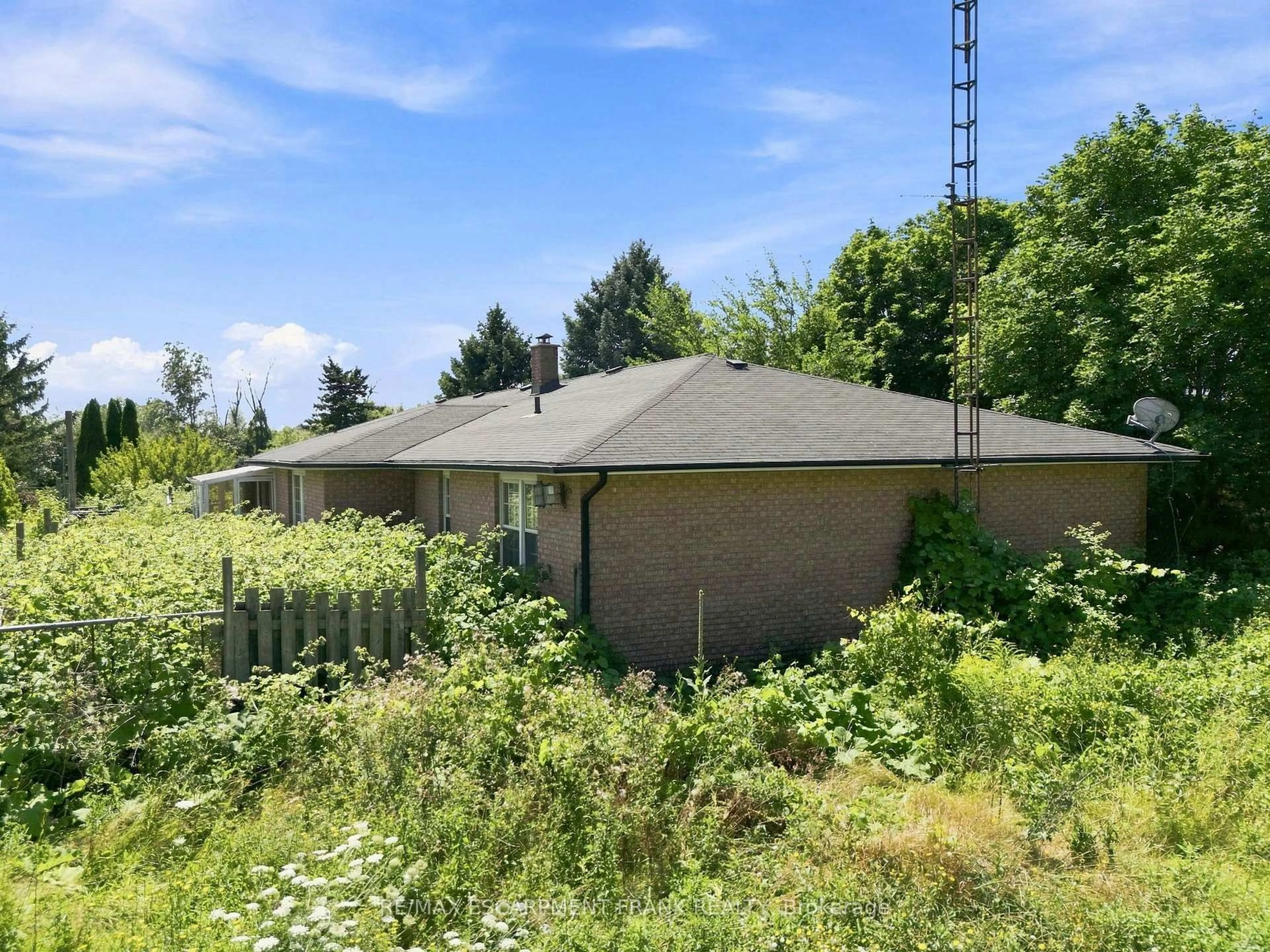 A pic from outside/outdoor area/front of a property/back of a property/a pic from drone, unknown for 490 Tapleytown Rd, Hamilton Ontario L8J 3K6