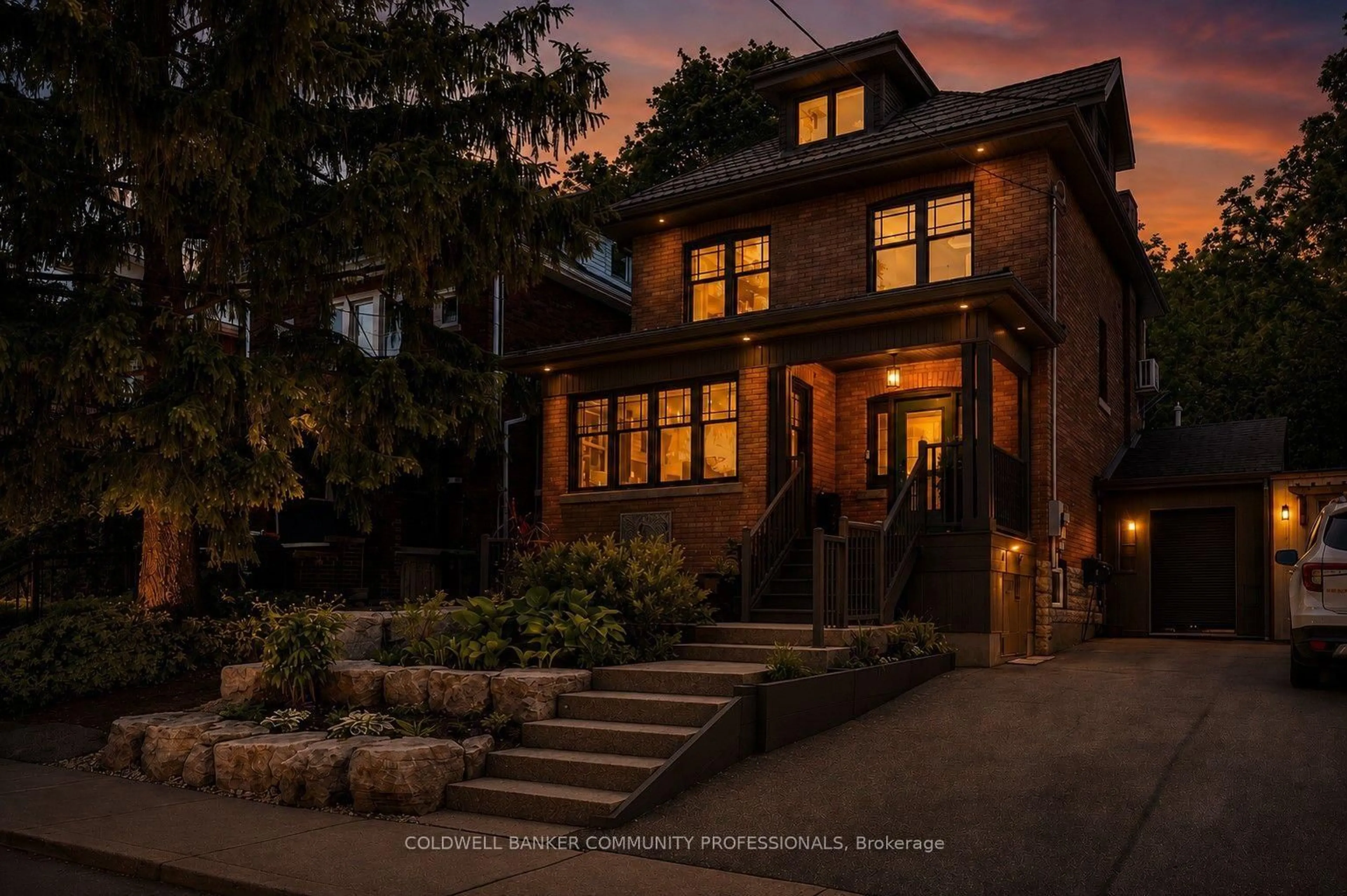 Home with brick exterior material, street for 99 Hillcrest Ave, Hamilton Ontario L8P 2X1