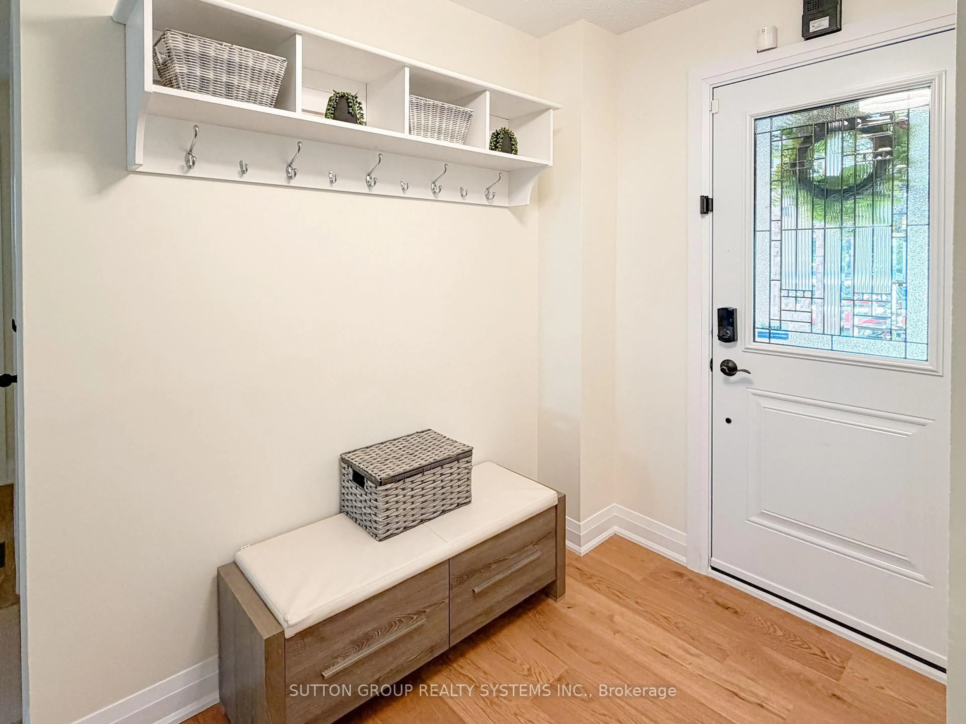 Indoor entryway for 19 Parkway Pl, Hamilton Ontario L9H 6K3