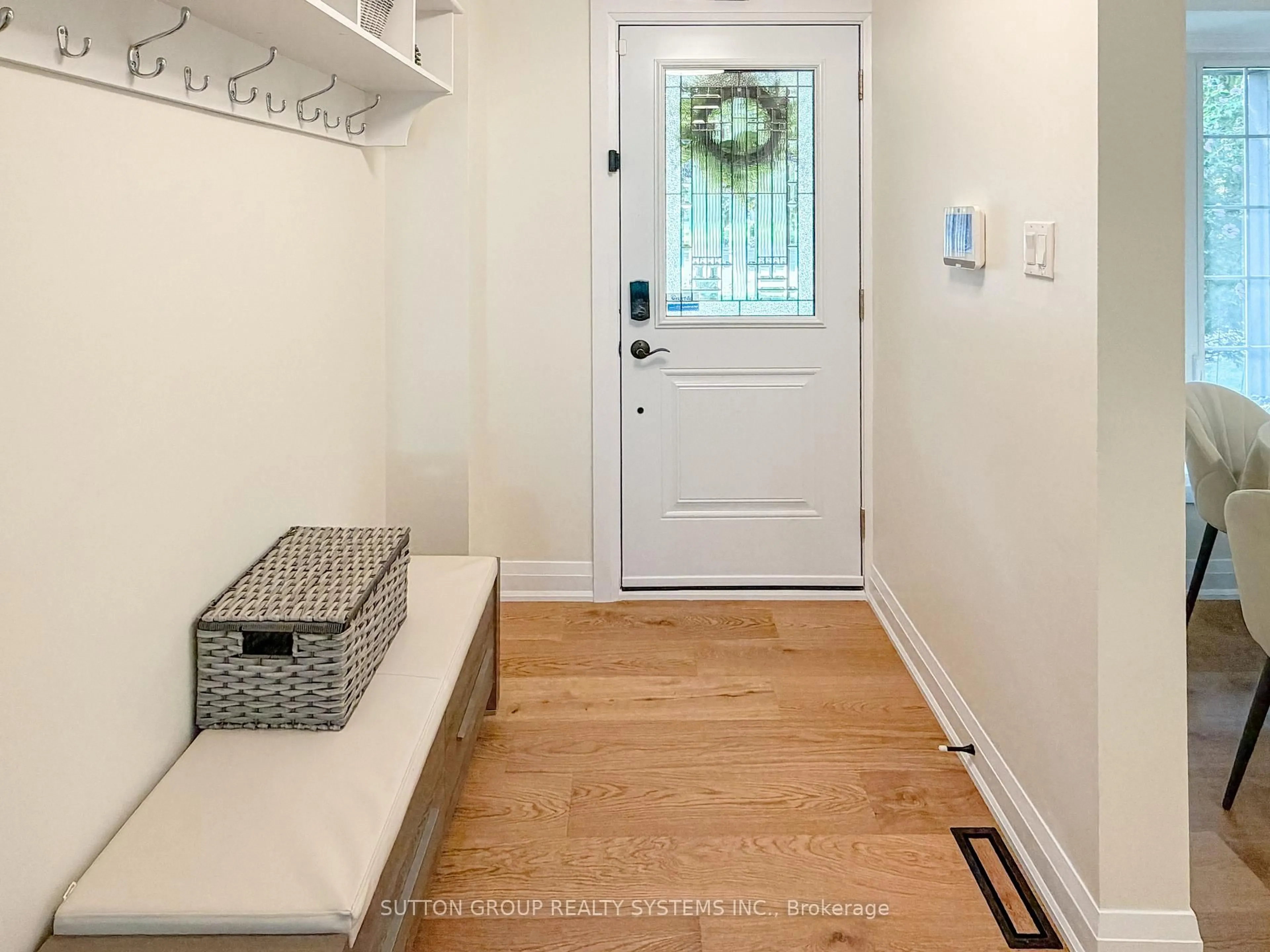 Indoor entryway for 19 Parkway Pl, Hamilton Ontario L9H 6K3