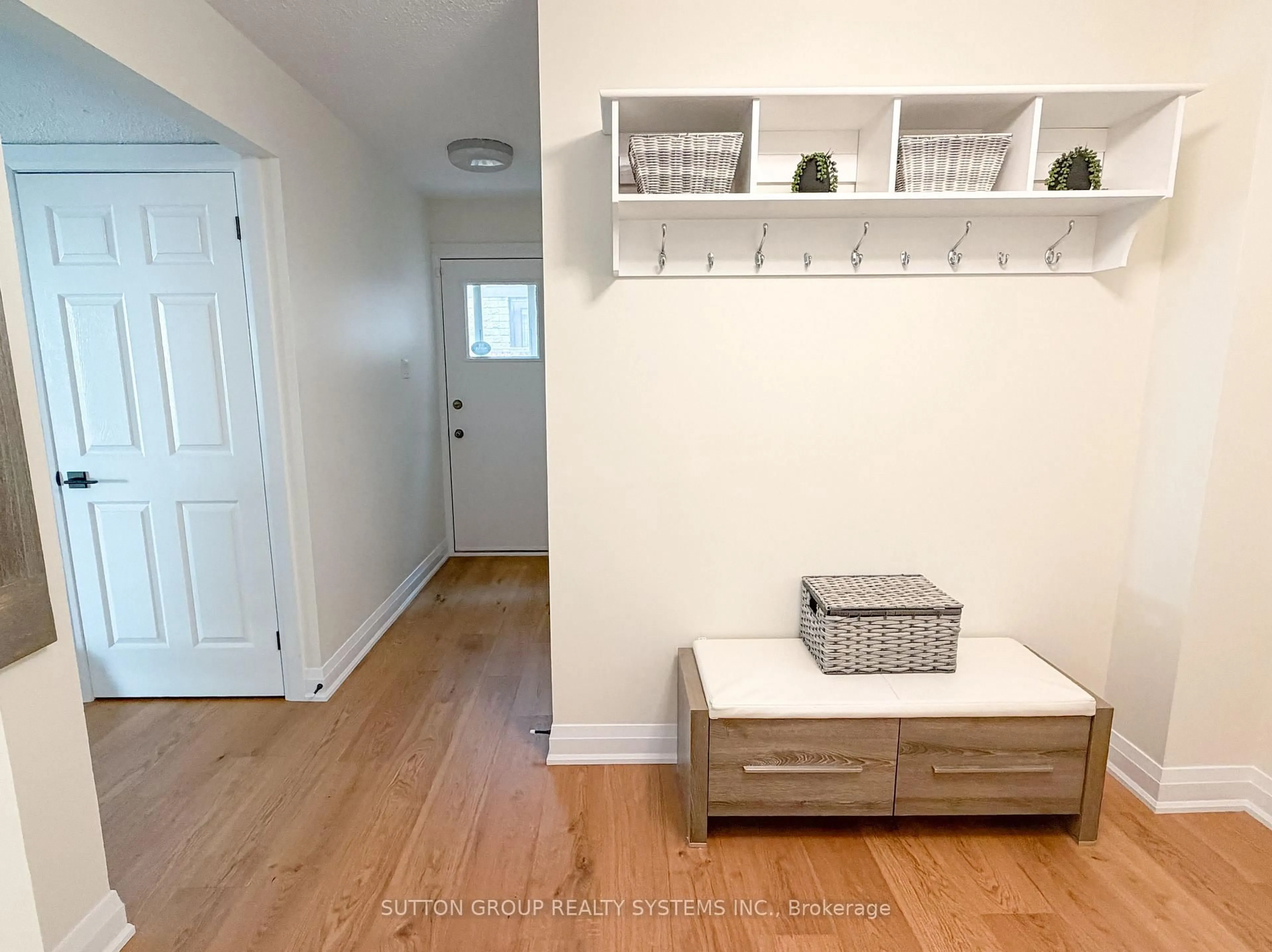 Indoor entryway for 19 Parkway Pl, Hamilton Ontario L9H 6K3
