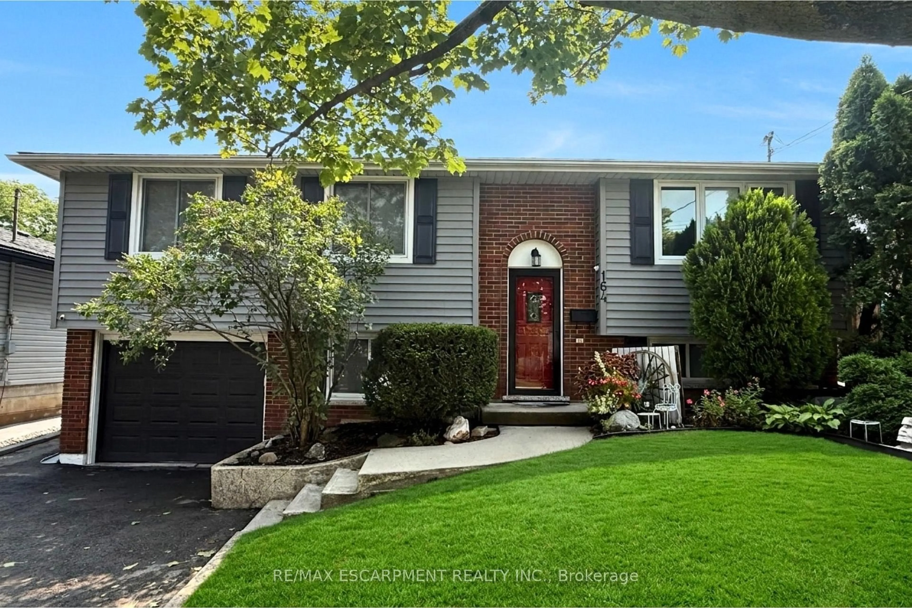 Home with vinyl exterior material, street for 164 Hanover Pl, Hamilton Ontario L8K 5X6