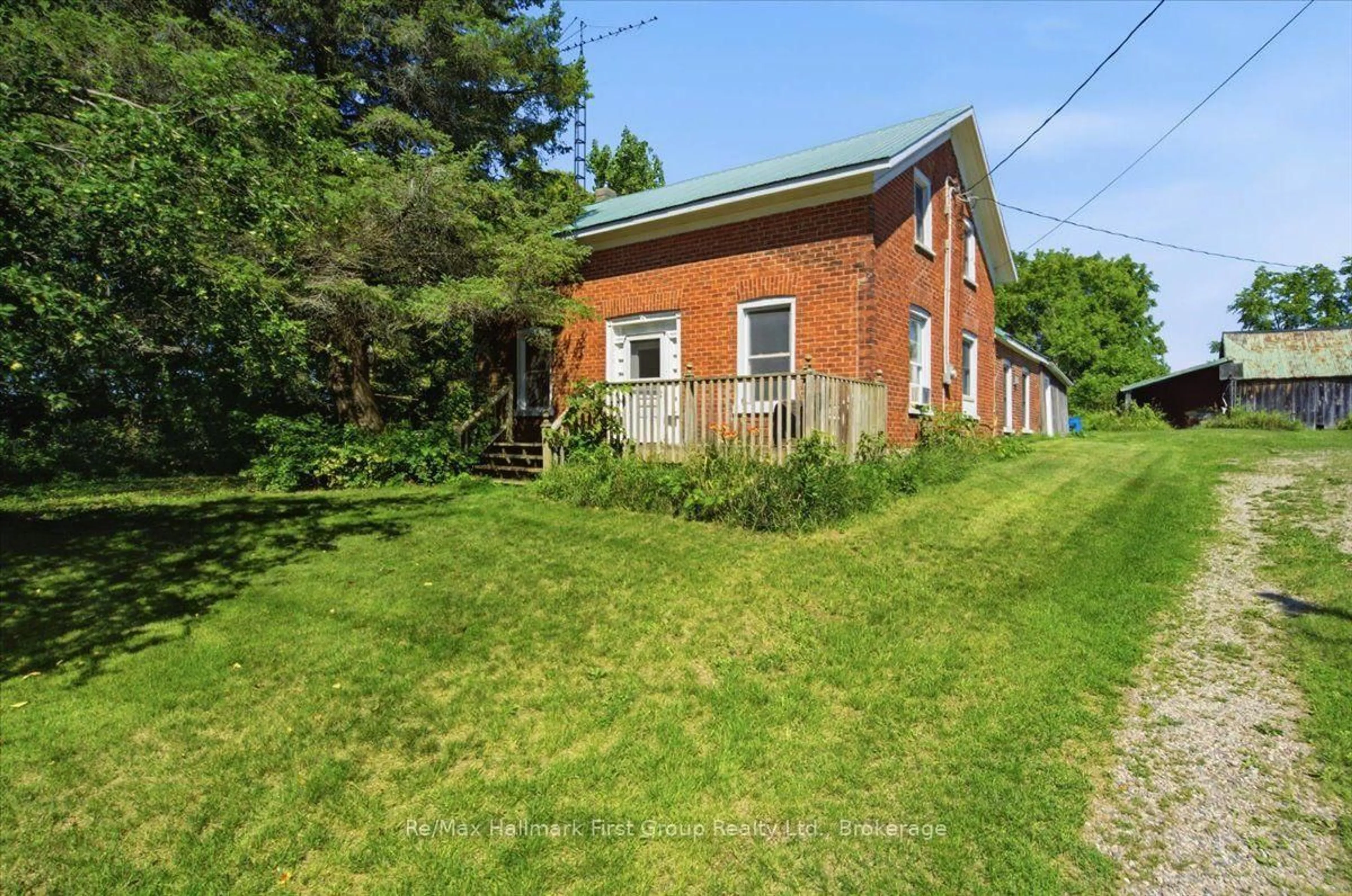 A pic from outside/outdoor area/front of a property/back of a property/a pic from drone, building for 664 Hunt Rd, Tweed Ontario K0K 3J0