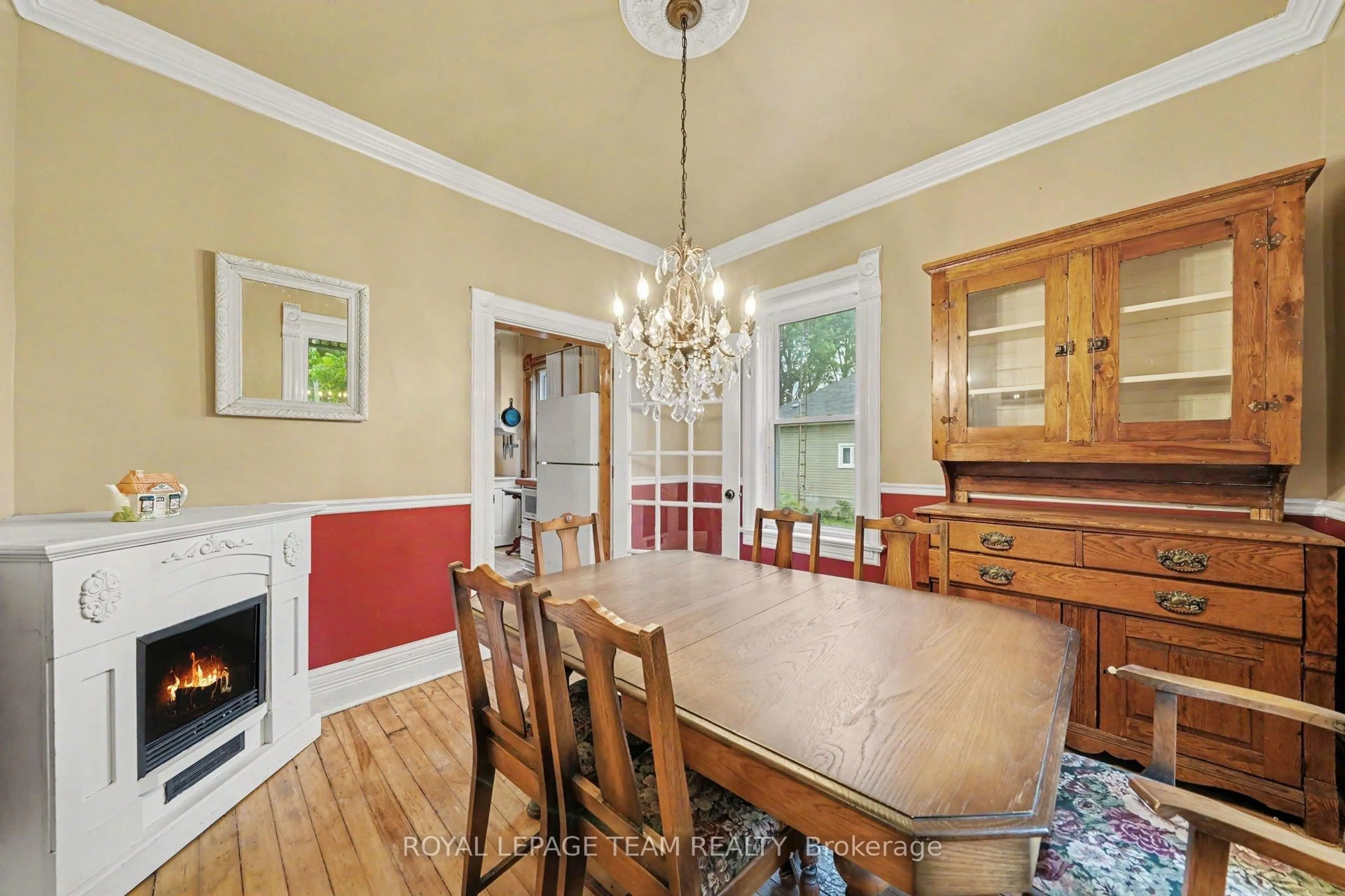 Dining room, wood/laminate floor for 18 Moffat St, North Dundas Ontario K0A 2R0