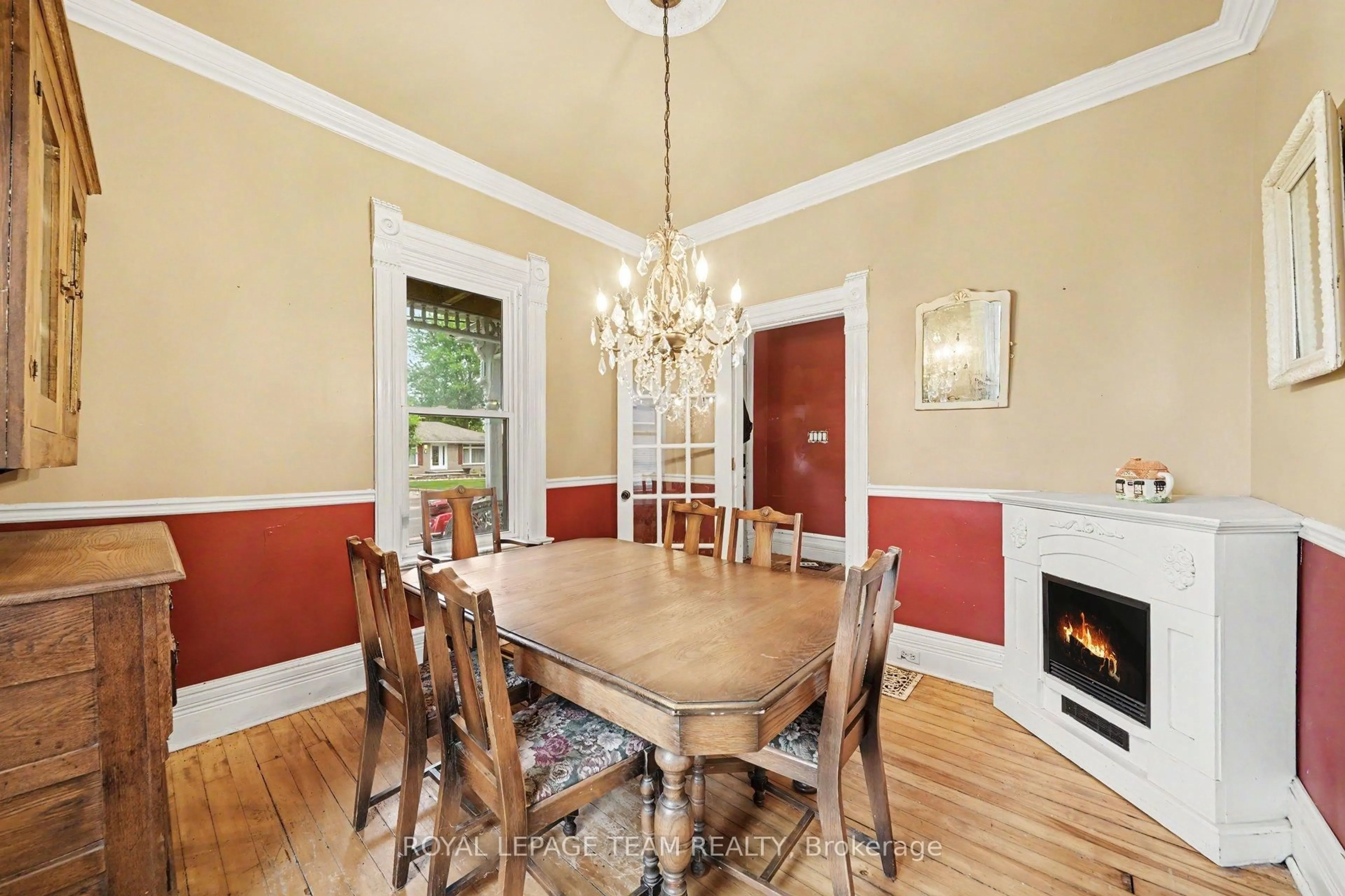Dining room, wood/laminate floor for 18 Moffat St, North Dundas Ontario K0A 2R0