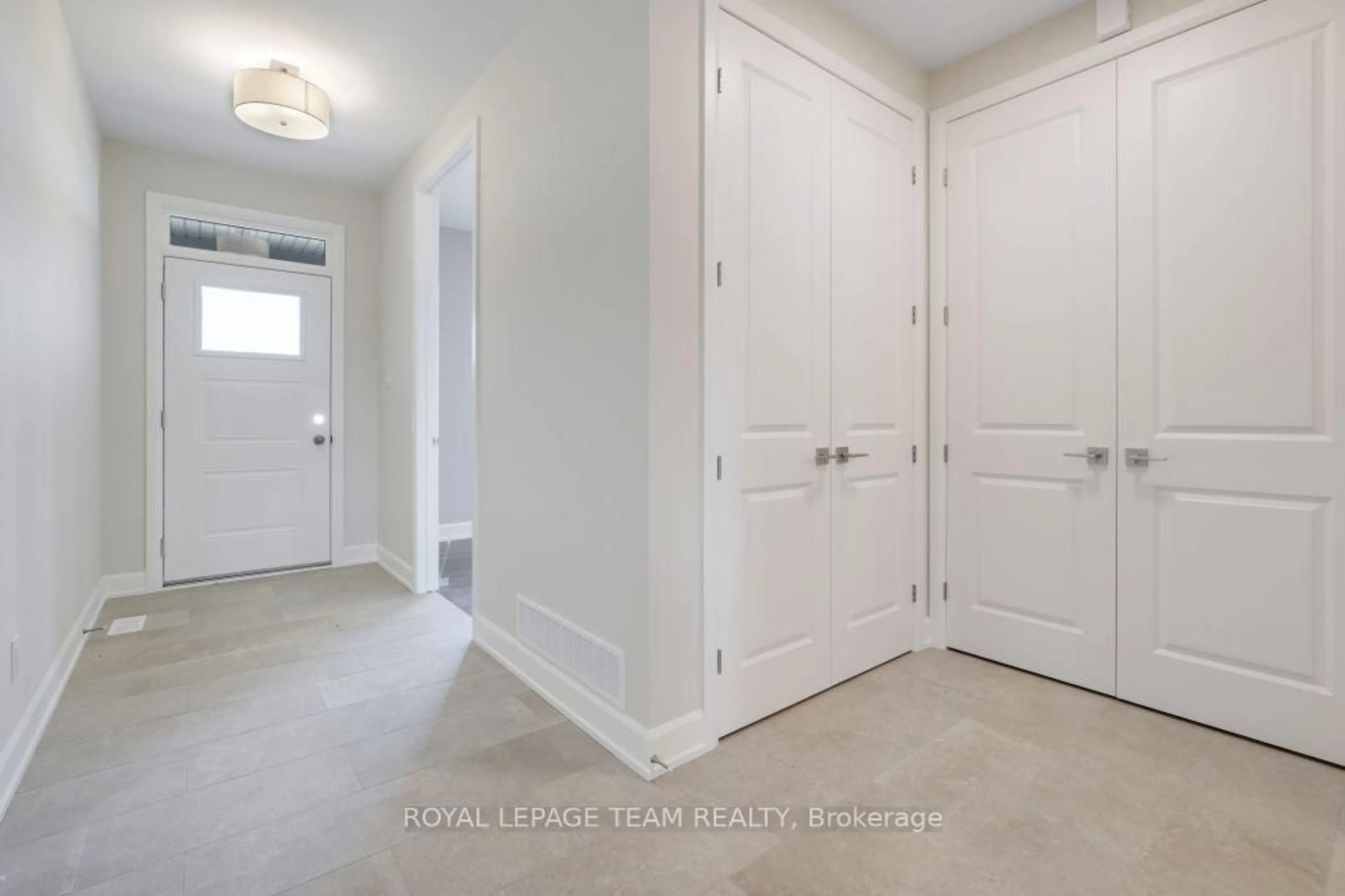 Indoor entryway for 1189 Potter Dr, Brockville Ontario K6V 0G8