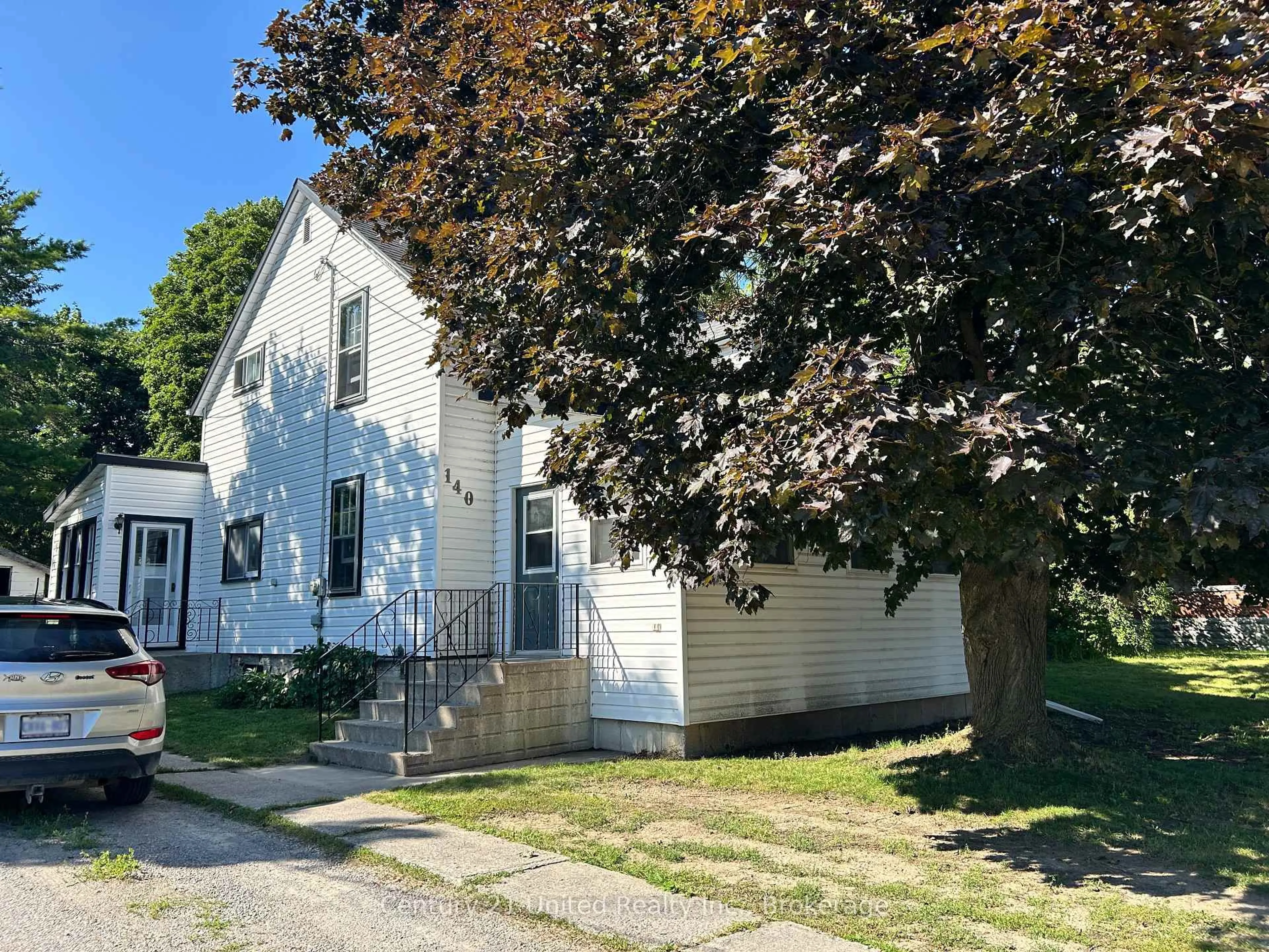 A pic from outside/outdoor area/front of a property/back of a property/a pic from drone, street for 140 Queen St, Trent Hills Ontario K0L 1L0