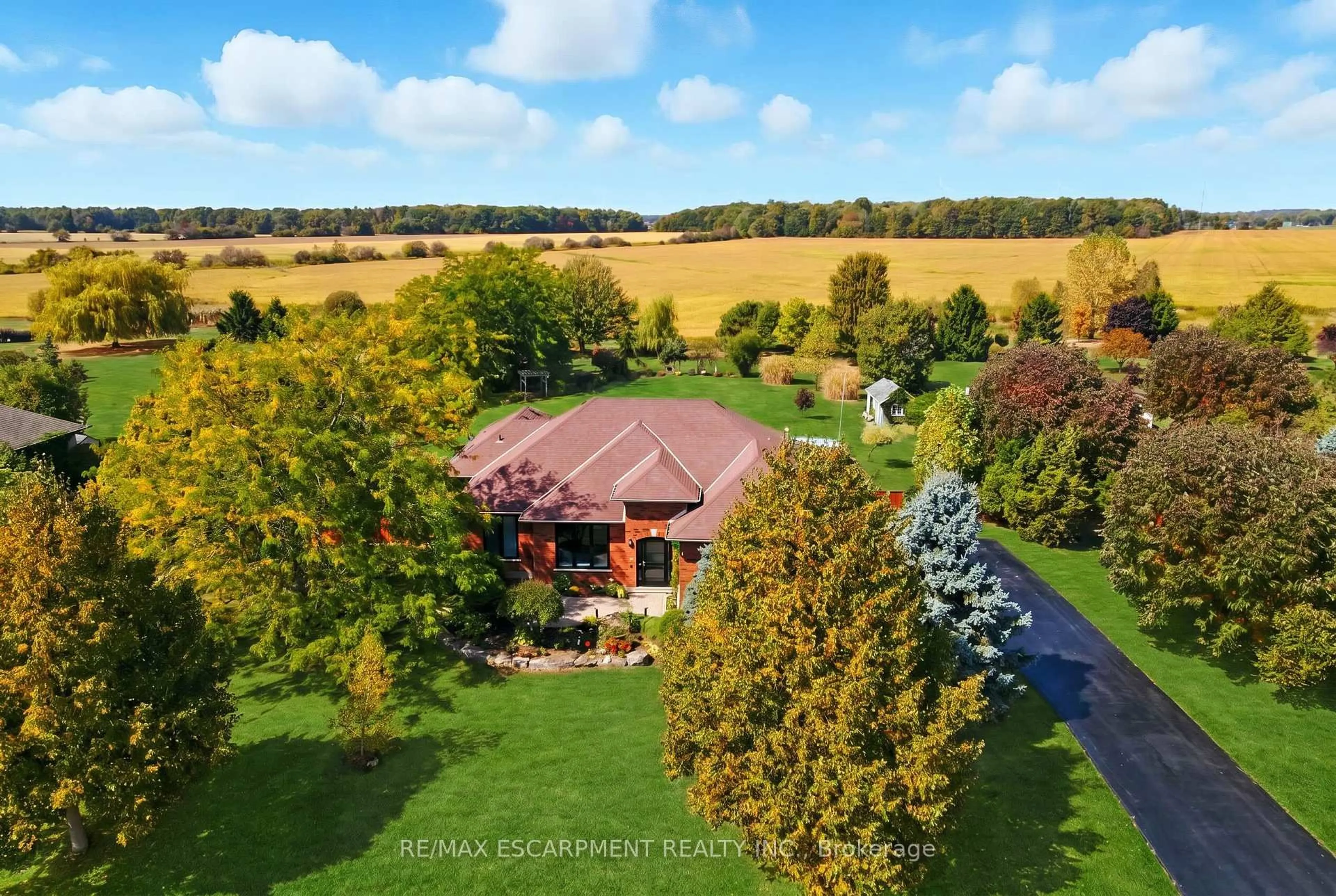 A pic from outside/outdoor area/front of a property/back of a property/a pic from drone, unknown for 10 FEATHERSTONE Ave, Haldimand Ontario N0A 1P0