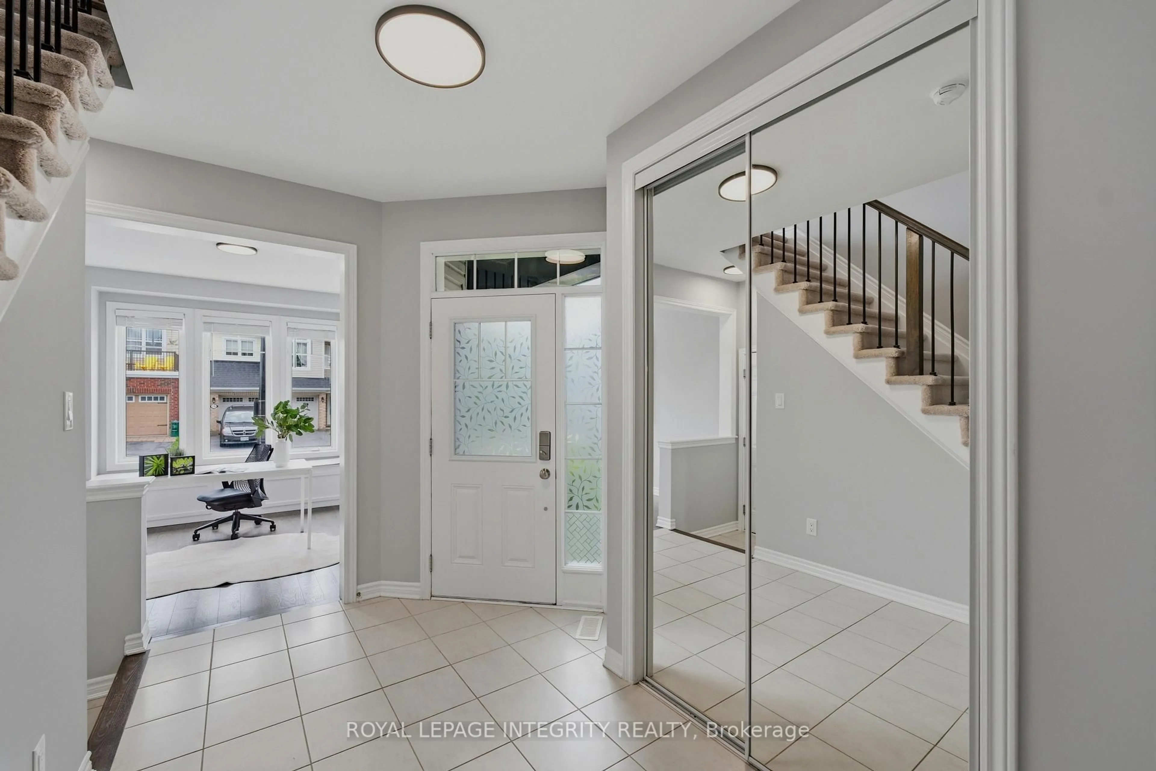 Indoor entryway for 337 MEADOWBREEZE Dr, Ottawa Ontario K2M 3A6