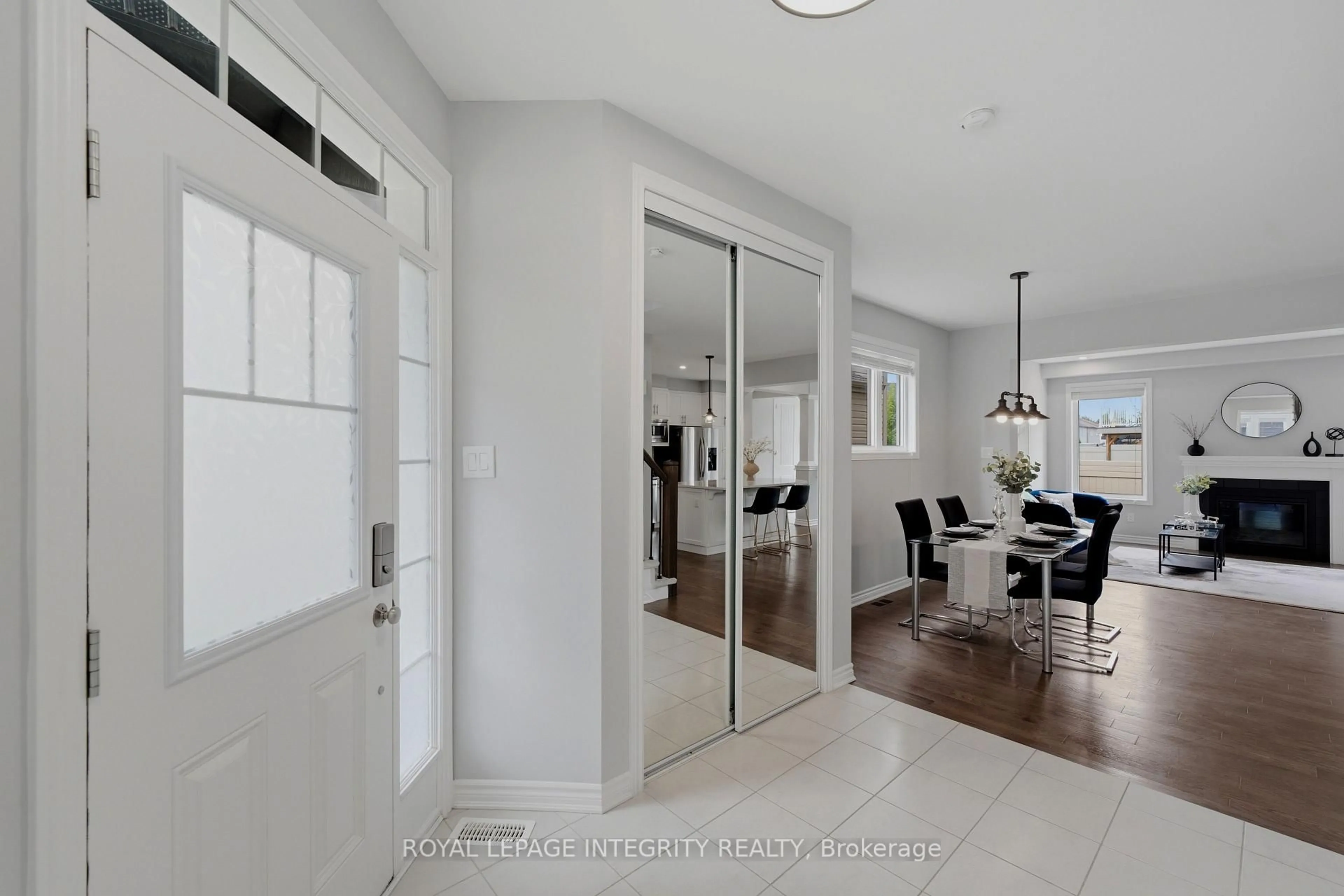 Indoor entryway for 337 MEADOWBREEZE Dr, Ottawa Ontario K2M 3A6