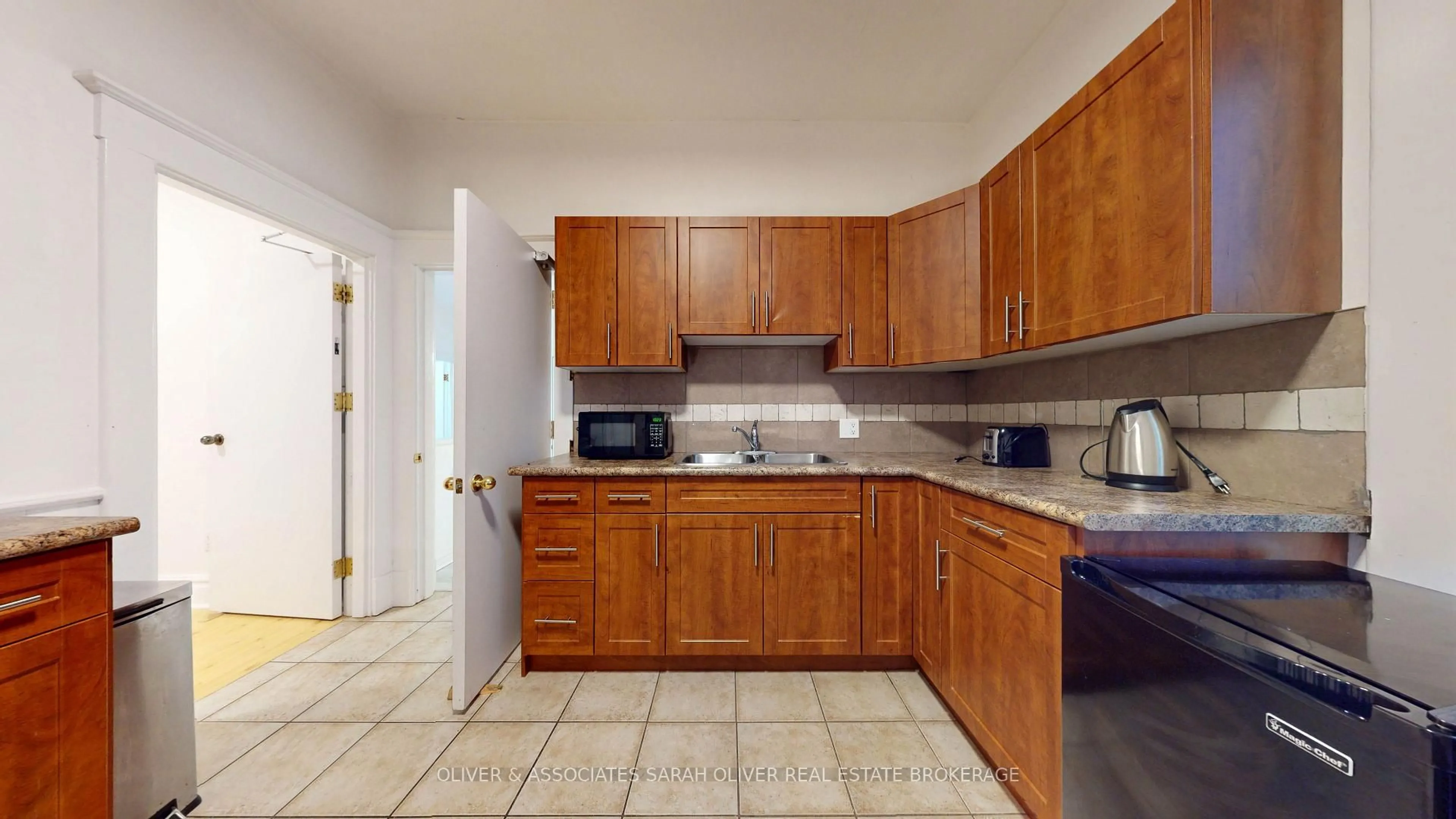 Standard kitchen, ceramic/tile floor for 3 McDonald Ave, London North Ontario N6G 1A9
